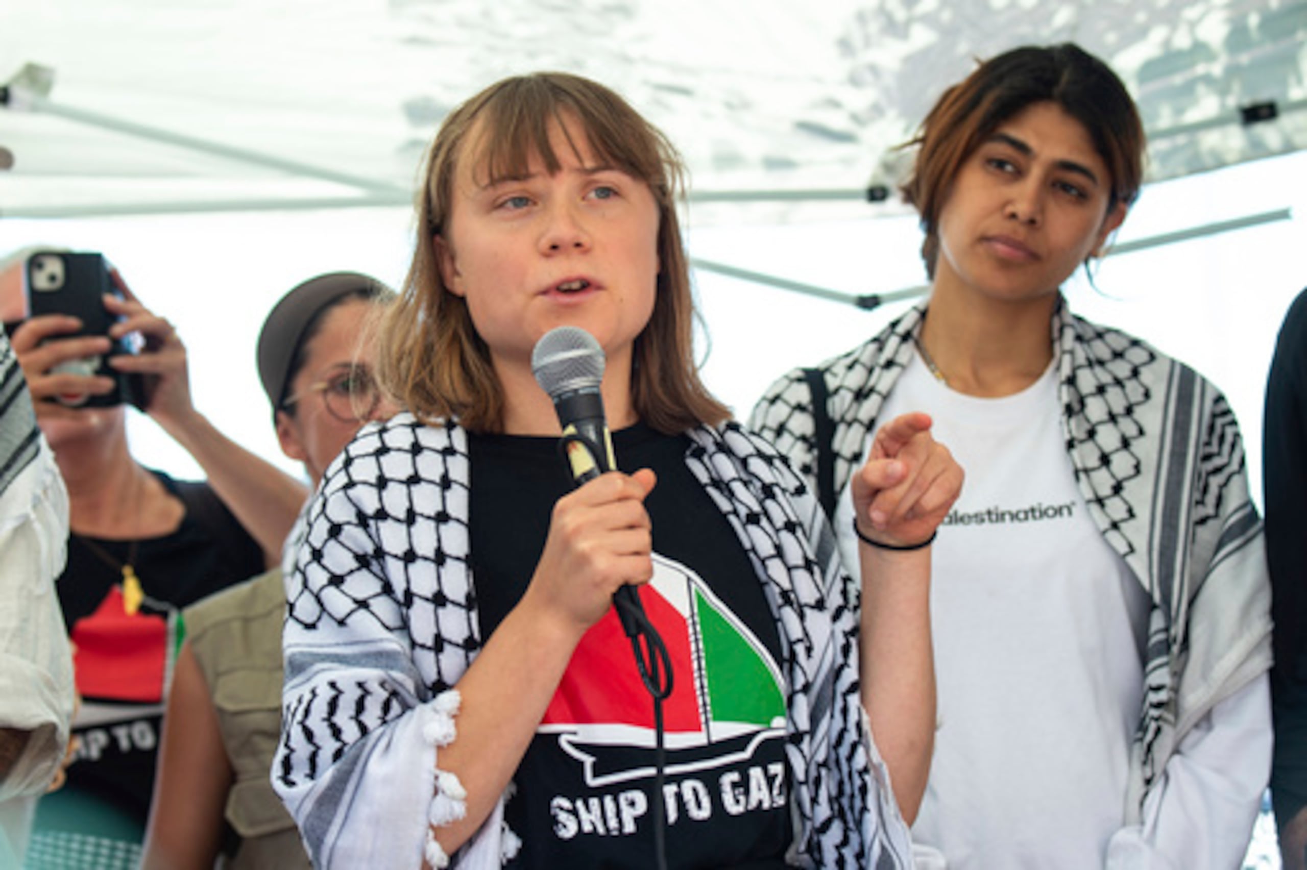 Thunberg instó a los líderes mundiales y a los ciudadanos comunes de todo el mundo a poner fin a su “complicidad” con el “genocidio” que se está llevando a cabo contra los palestinos en Gaza.