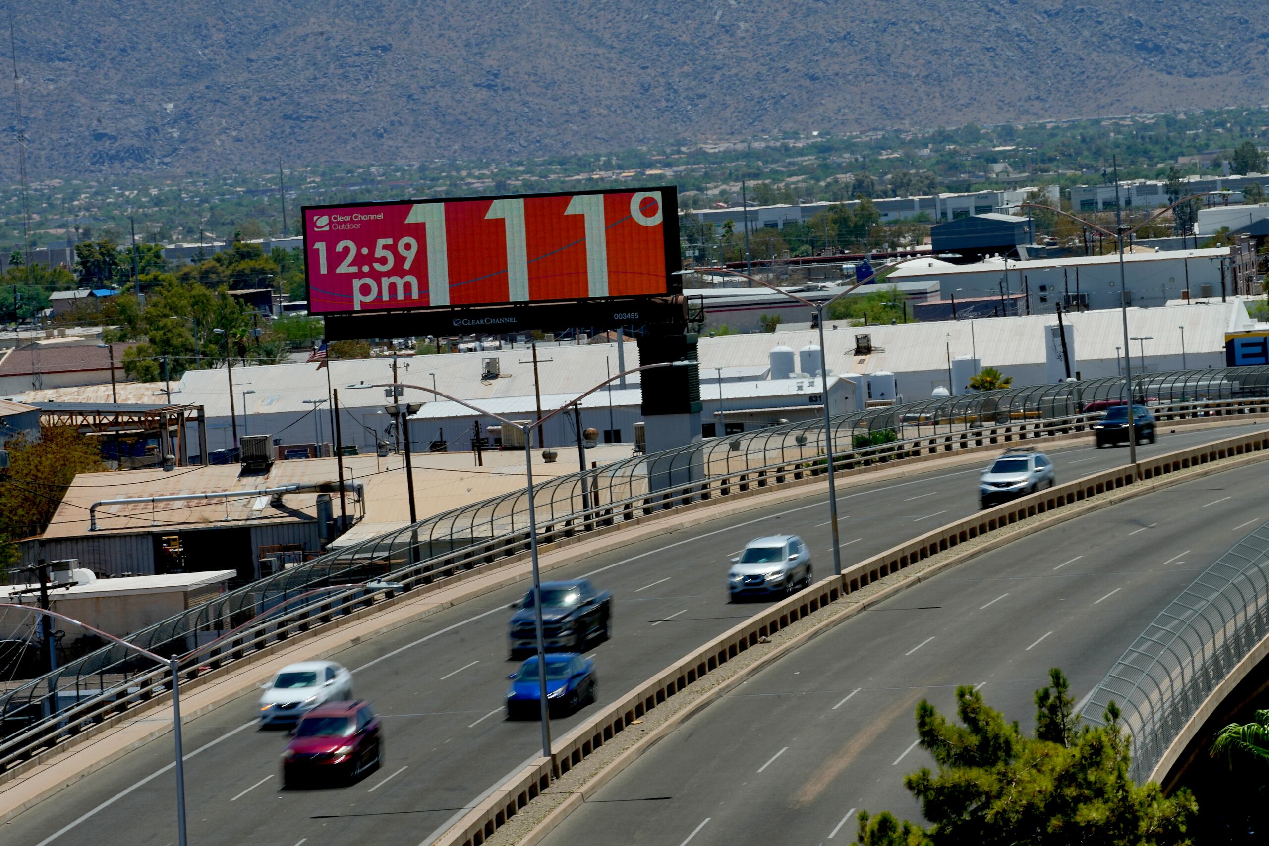 Lo que está ocurriendo en la zona metropolitana de Phoenix, conocida como “Valley of the Sun” es mucho peor que un simple aumento esporádico de las temperaturas, dicen expertos, y presenta un peligro para la ciudadanía.