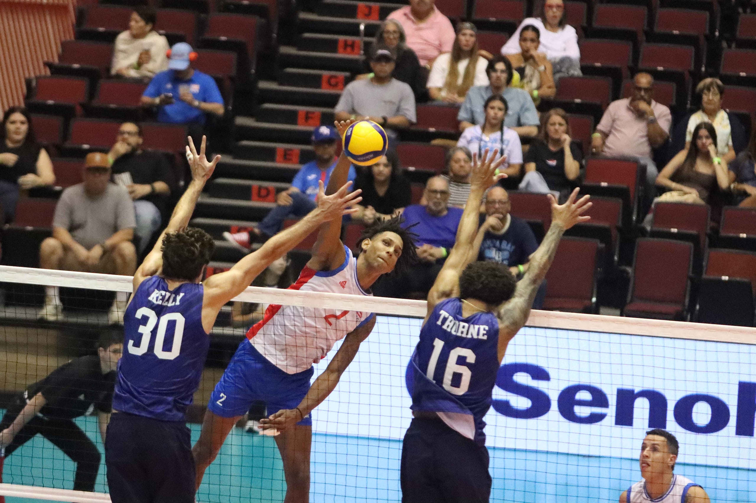 Klistan Lawrence remata en el partido de anoche ante Estados Unidos. (Norceca)