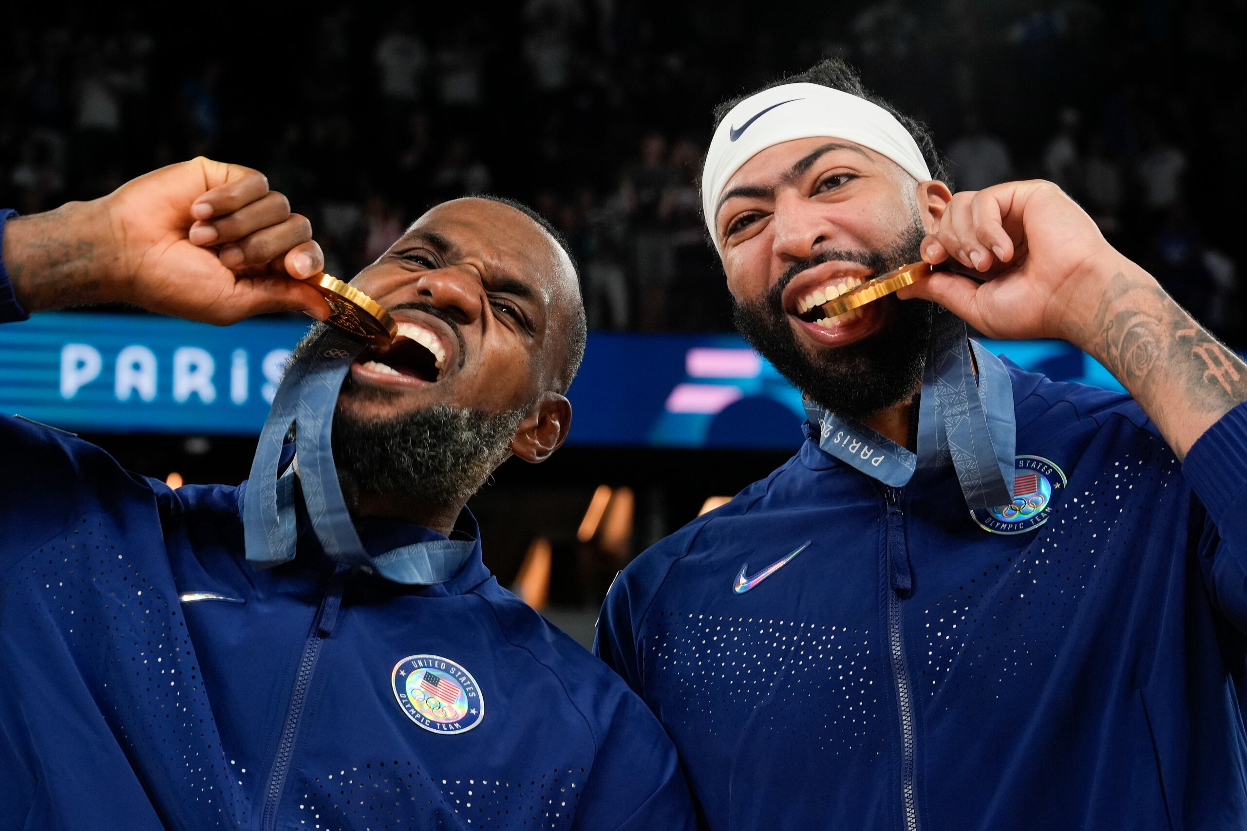 LeBron James y Anthony Davis muerden sus medallas de oro tras Estados Unidos ganar el torneo de baloncesto de los Juegos Olímpicos.