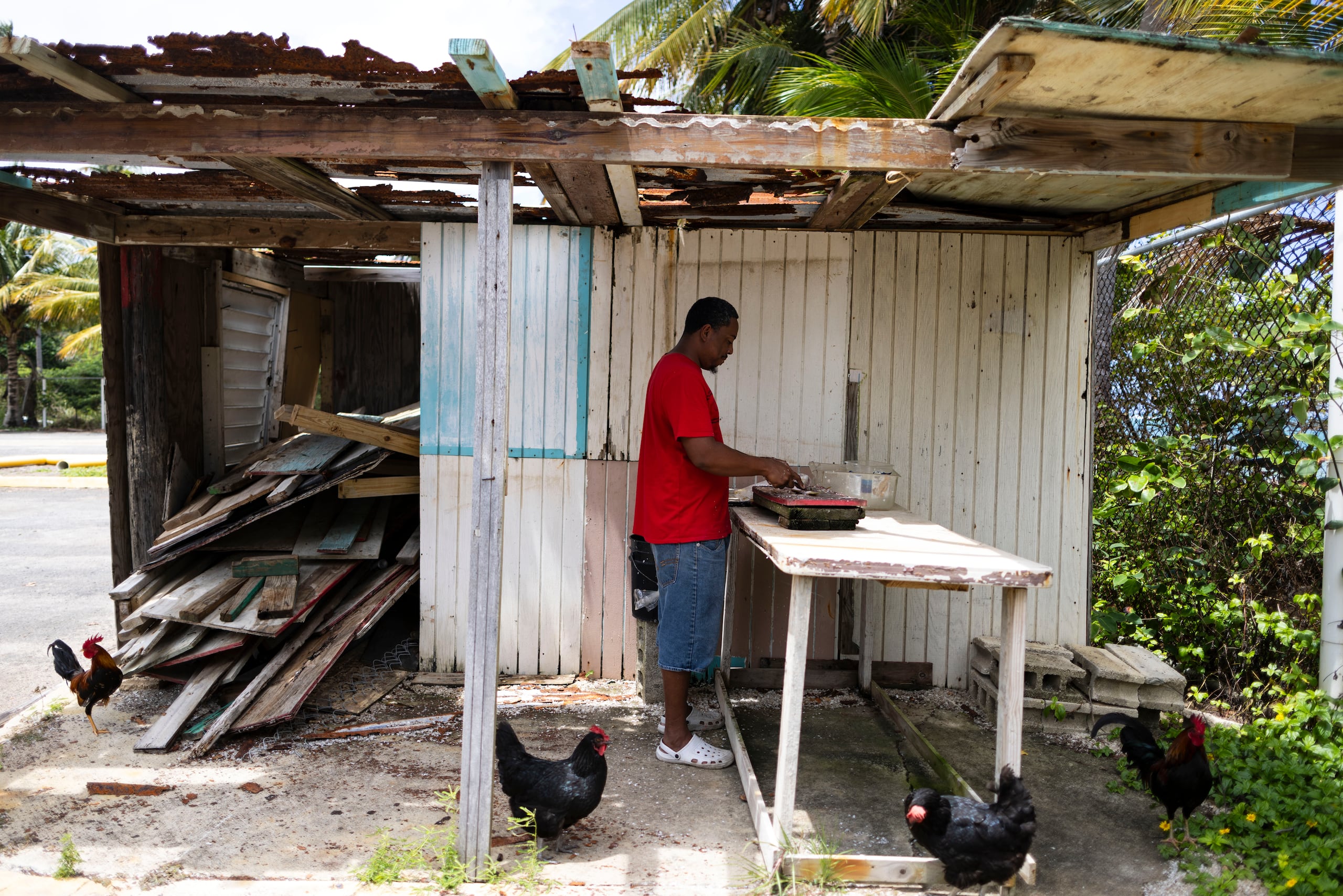Los pescadores utilizan una mesa improvisada para limpiar el pescado porque el área del escamadero nunca fue restaurada.