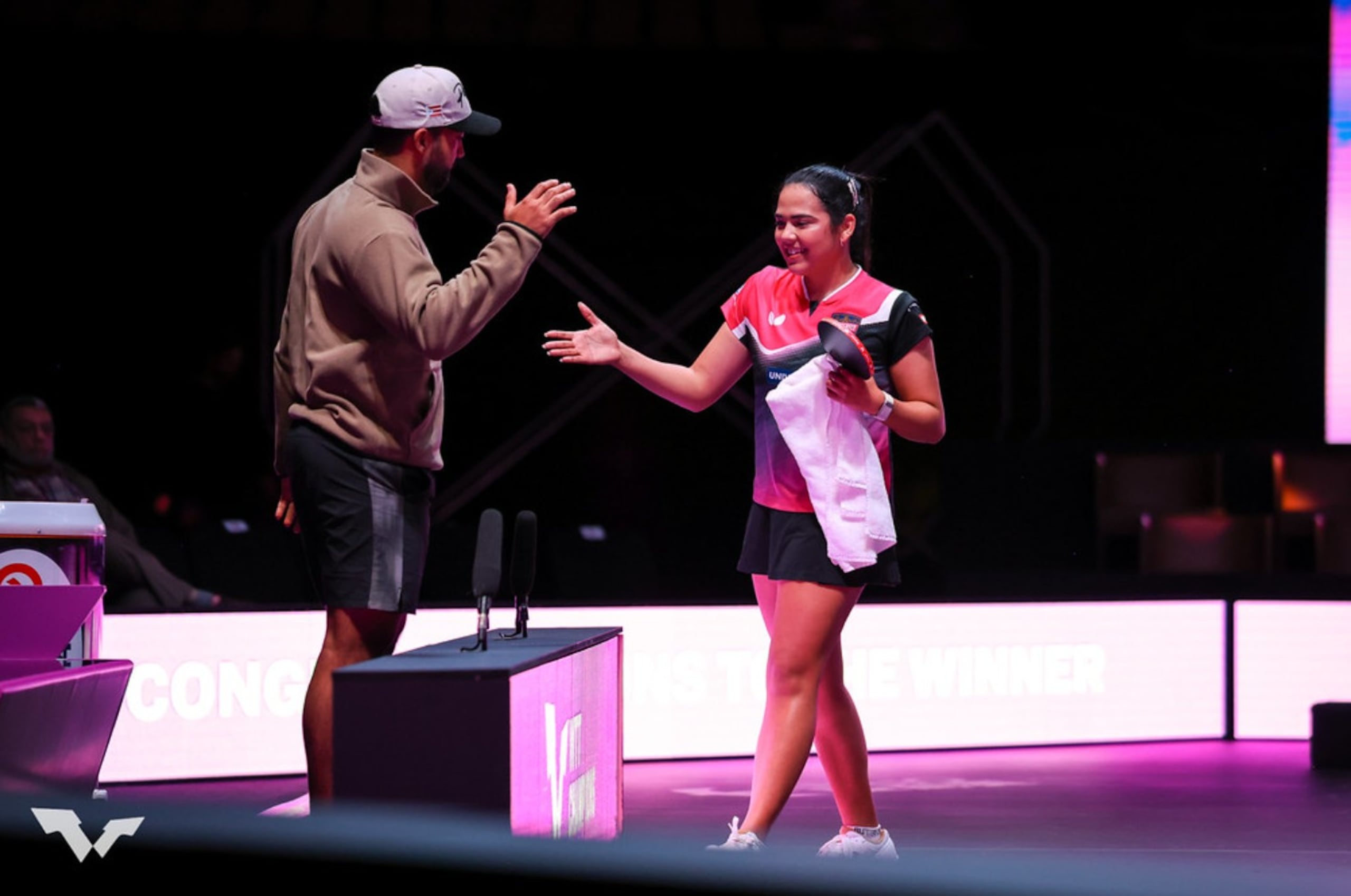 Adriana Díaz choca manos con su coentrenador, Daniel González. (Flickr / @WTTGlobal)