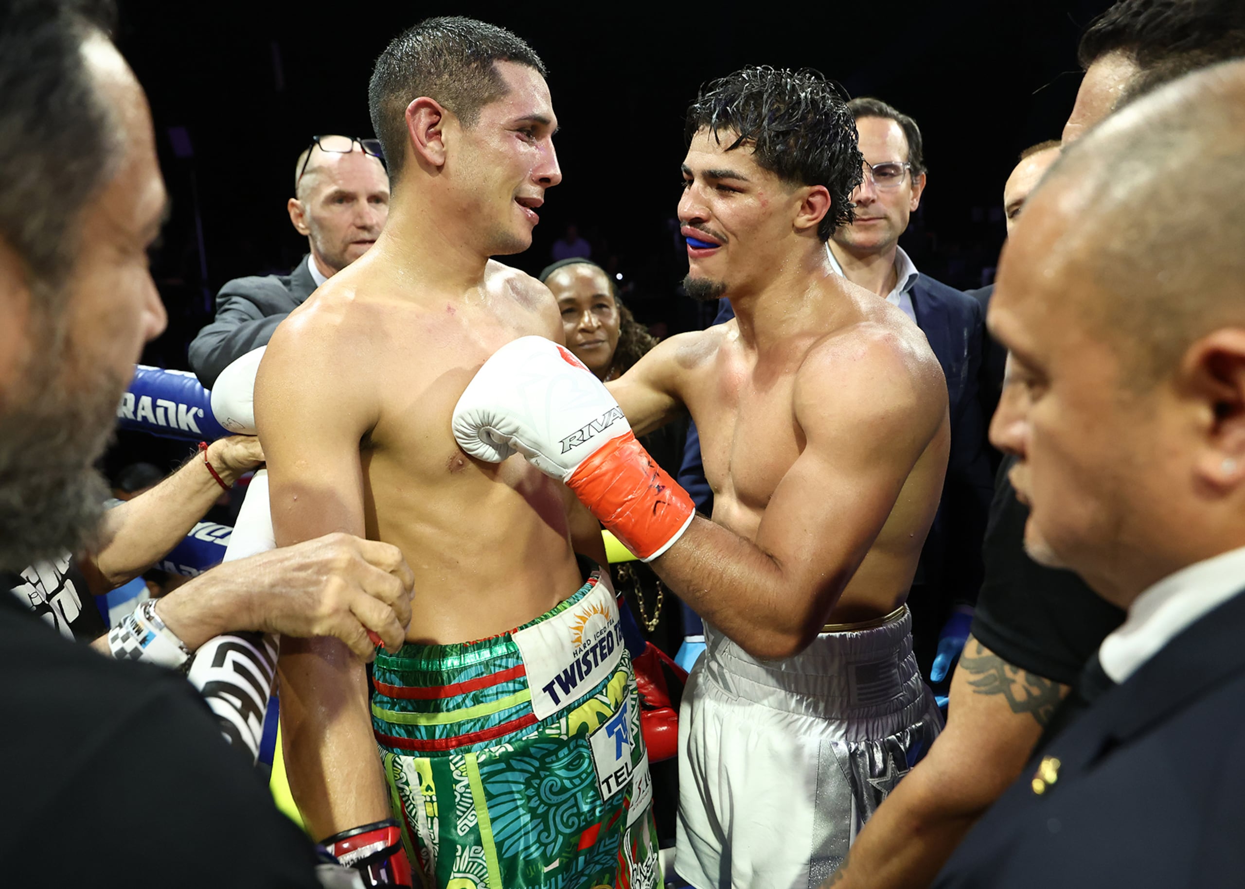 Xander Zayas saluda a Jorge García tras su reyerta sobre el ring el sábado.