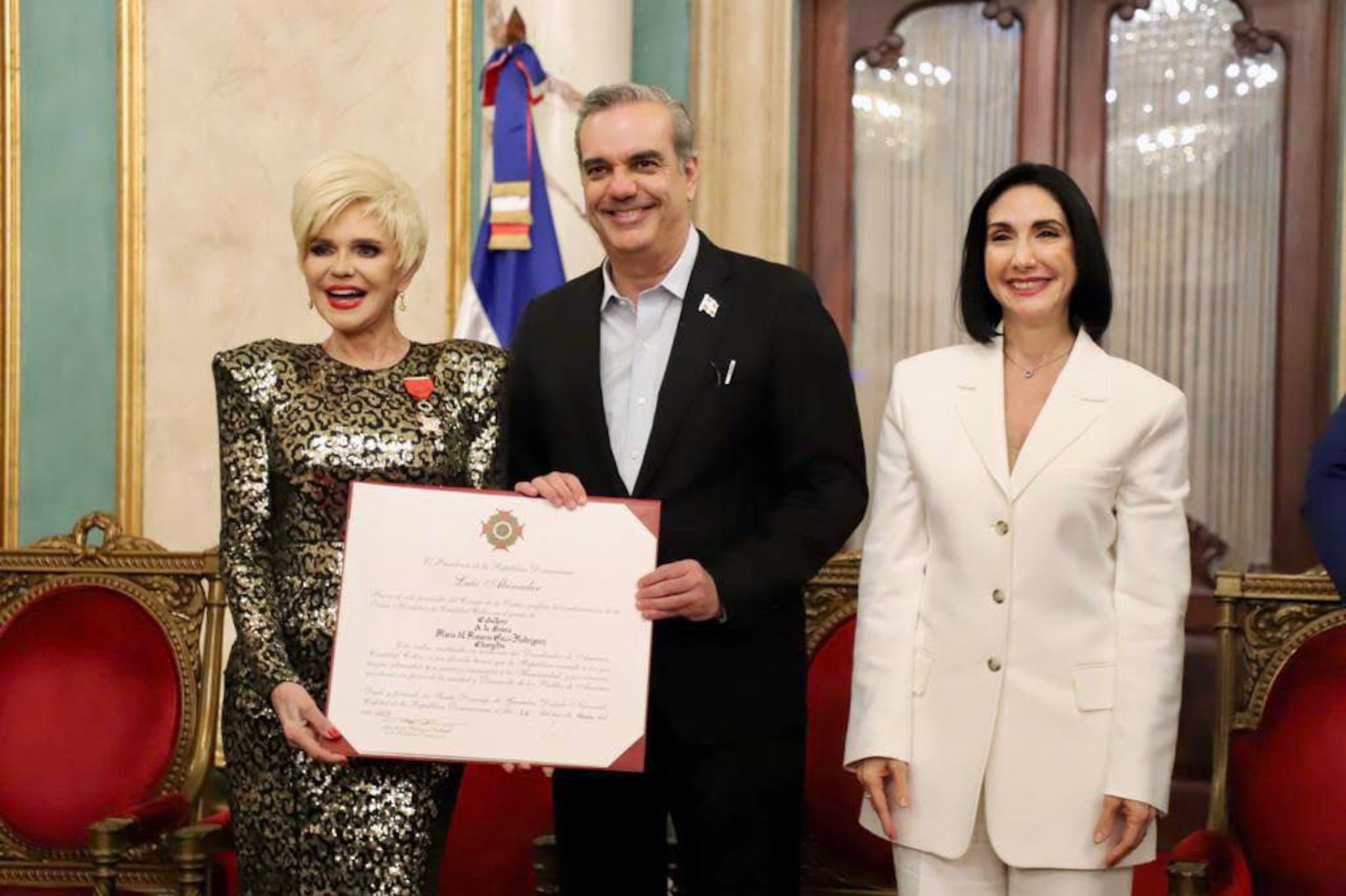 De izquierda a derecha: Charytín Goyco; Luis Abinader, presidente de la República Dominicana; y Raquel Arbaje, primera dama de la República Dominicana.