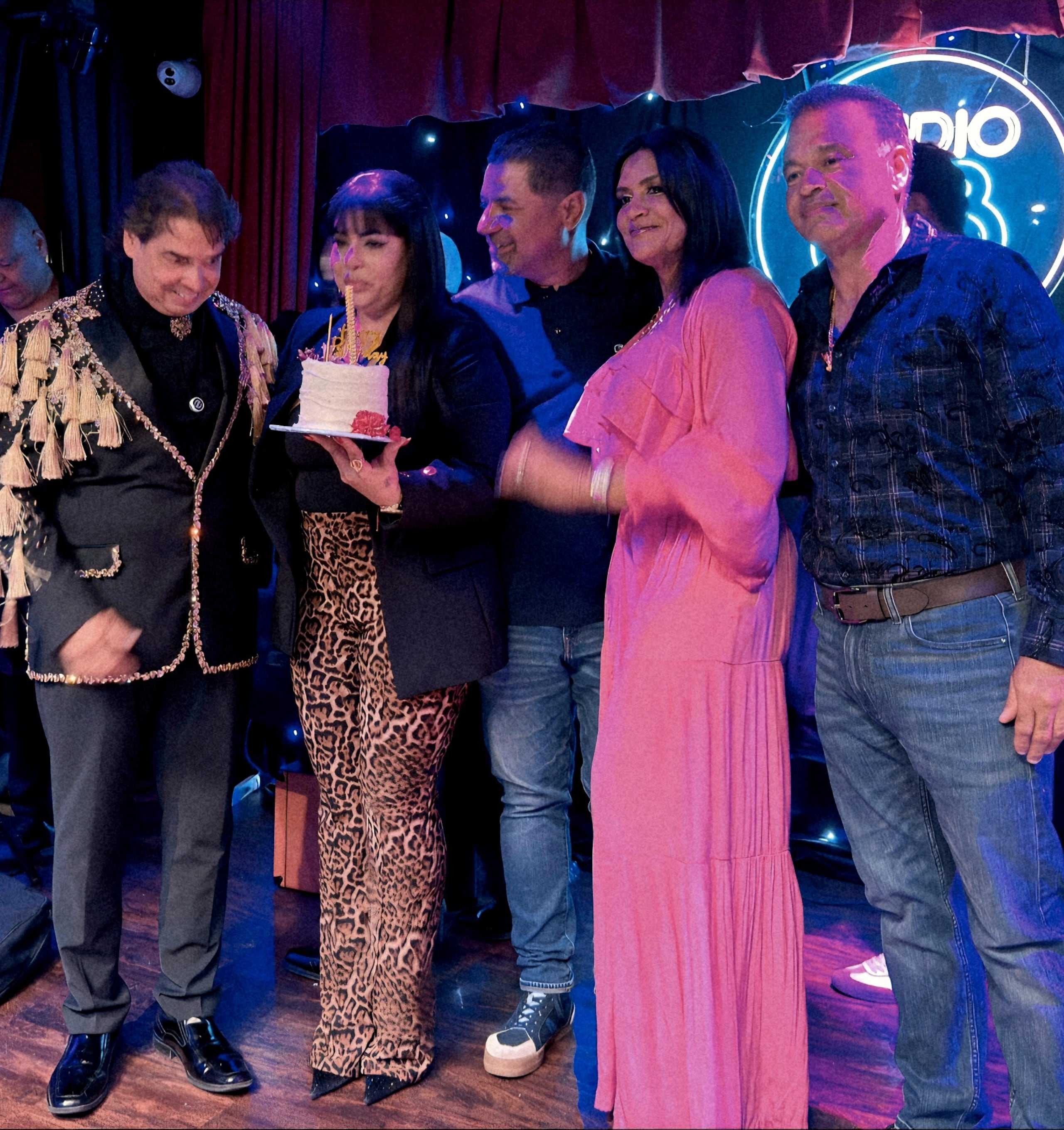 La propietaria de Studio 58, Leslie Ortiz García (acompañada por su esposo Brayan Vázquez, y los dueños del edificio donde está ubicado el local, Luis Burgos Rivera y su esposa Madeline Hernández), hizo partícipe al cantante de la celebración del aniversario del establecimiento.