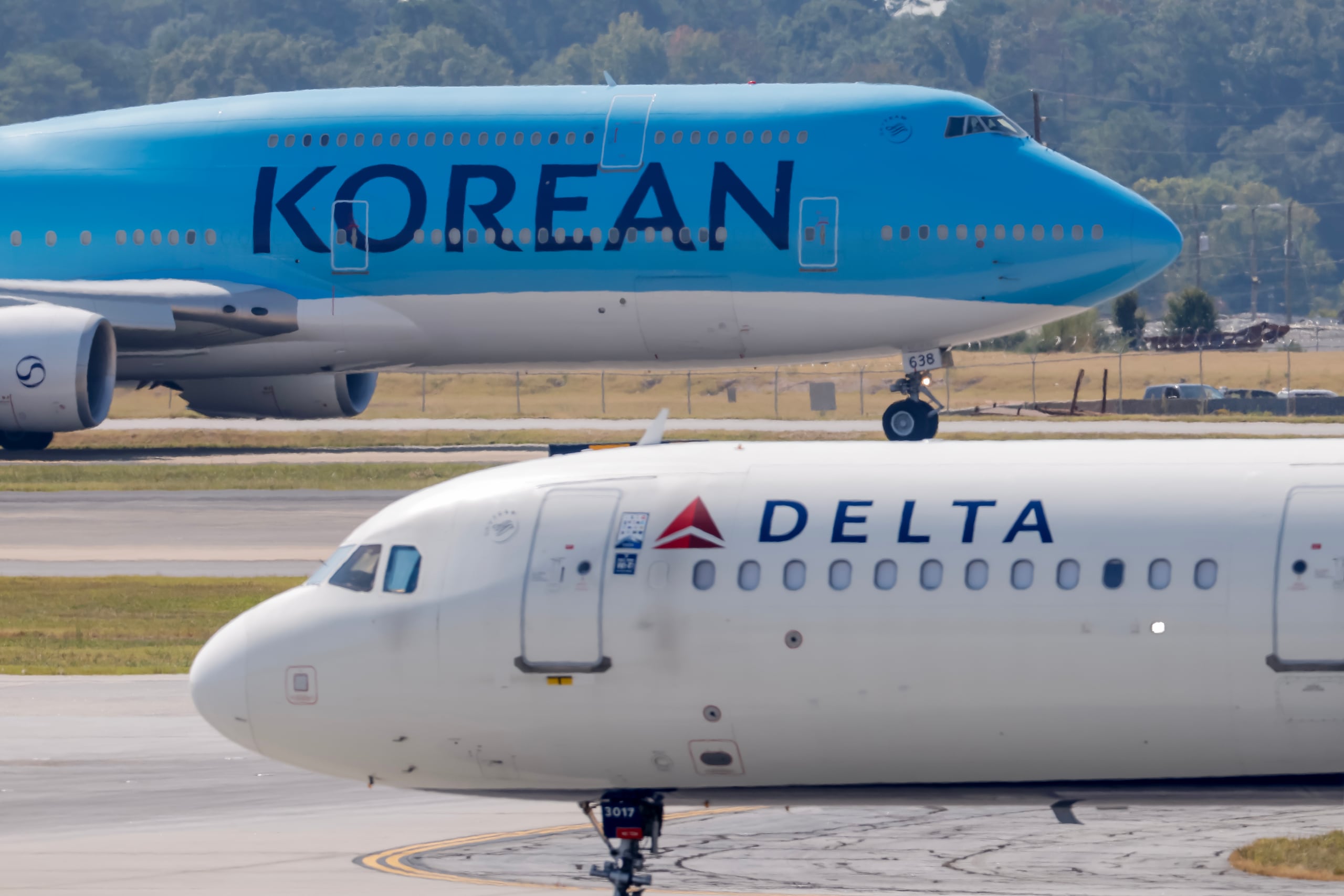 El avión transporta a 330 personas, incluidos 14 inmigrantes chinos y japoneses, de acuerdo a la Cancillería surcoreana.