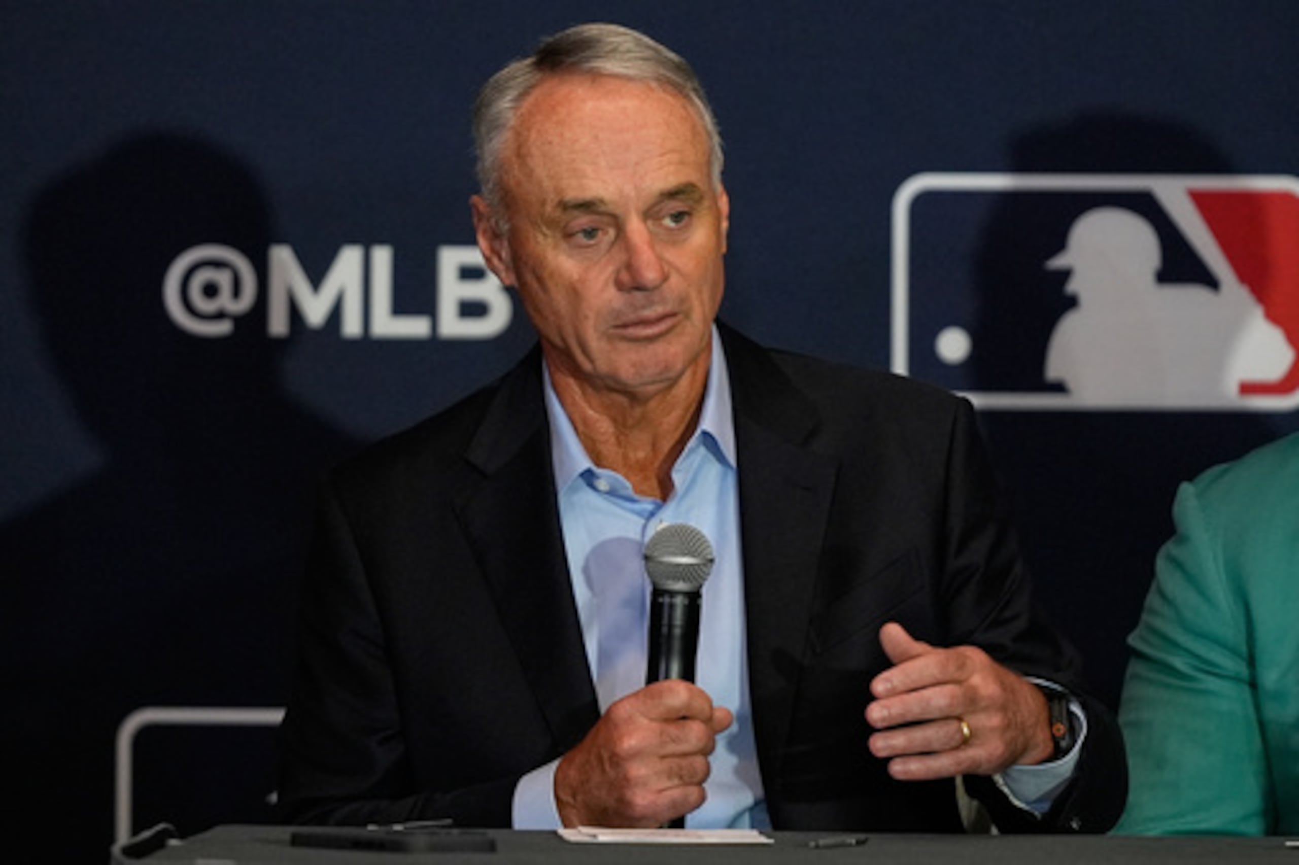 ARCHIVO - Rob Manfred, comisionado de las Grandes Ligas de Béisbol responde a preguntas durante una conferencia de prensa en las reuniones de invierno de la MLB, 8 de diciembre de 2025, en Orlando, Florida (AP Photo/John Raoux, archivo)