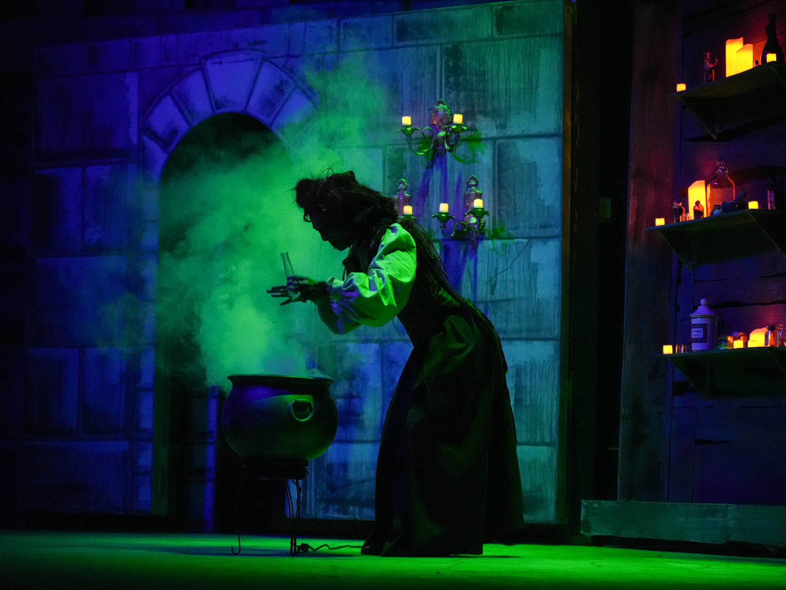 Las funciones son de jueves a sábado a las 8:00 p.m. y domingos a las 6:00 p.m.