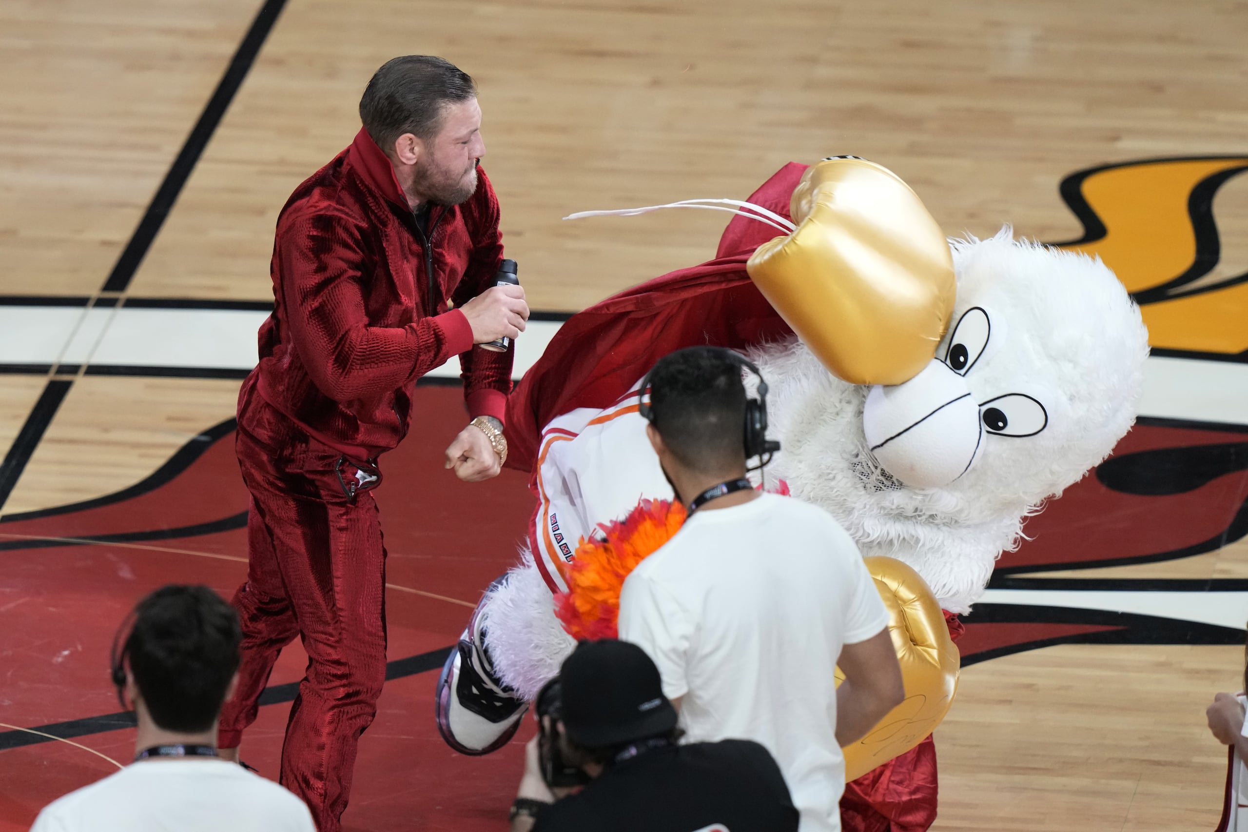 McGregor estaba en la arena como parte de una promoción para un aerosol que alivia el dolor.