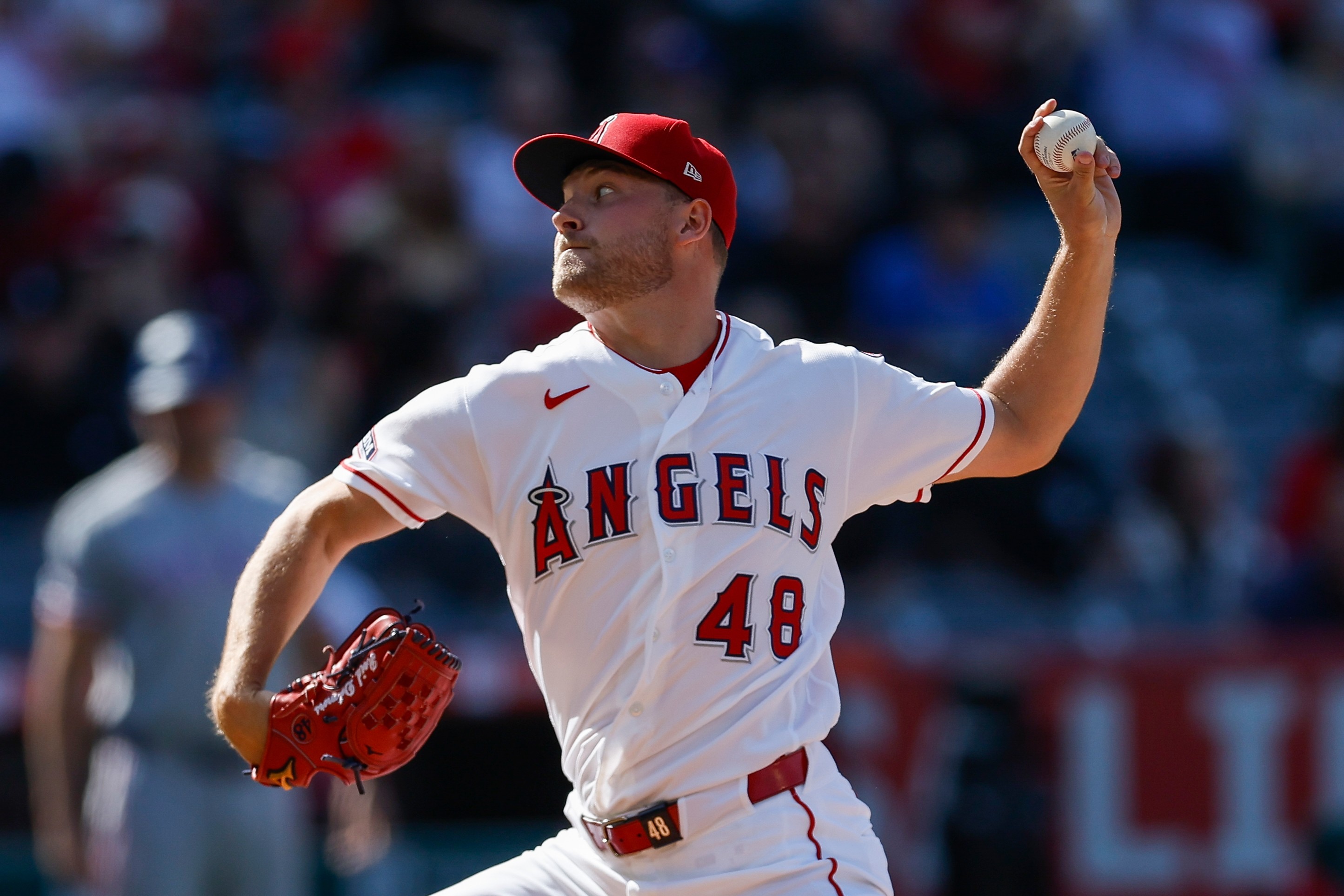 Reid Detmers, abridor de los Angelinos de Los Ángeles, lanza durante la primera entrada del juego de béisbol de Grandes Ligas contra los Rangers de Texas.