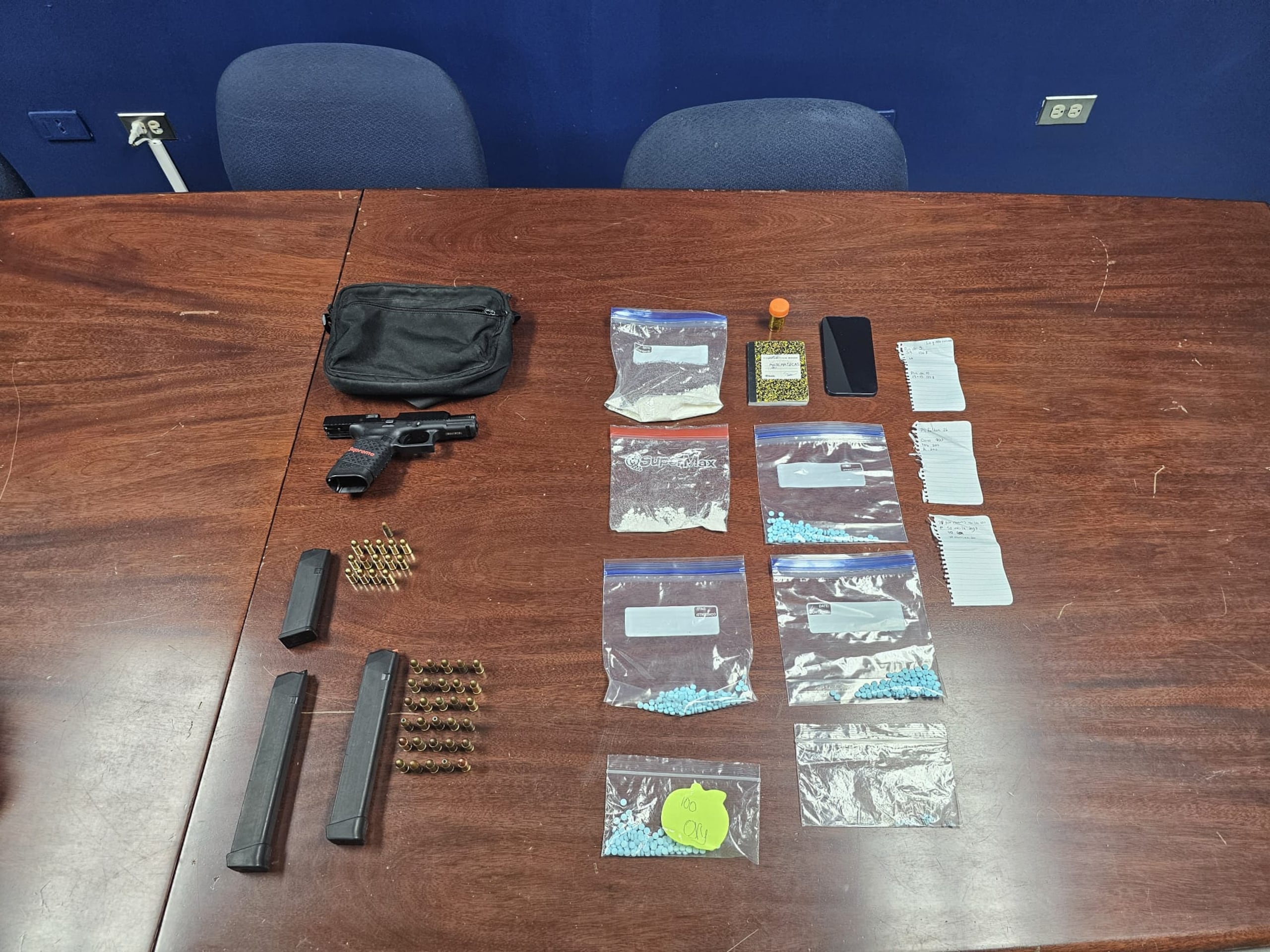 Fentanilo, drogas, un arma ilegal modificada para disparar en automático, cargadores y balas fueron ocupadas durante el arresto de un hombre en Bayamón.