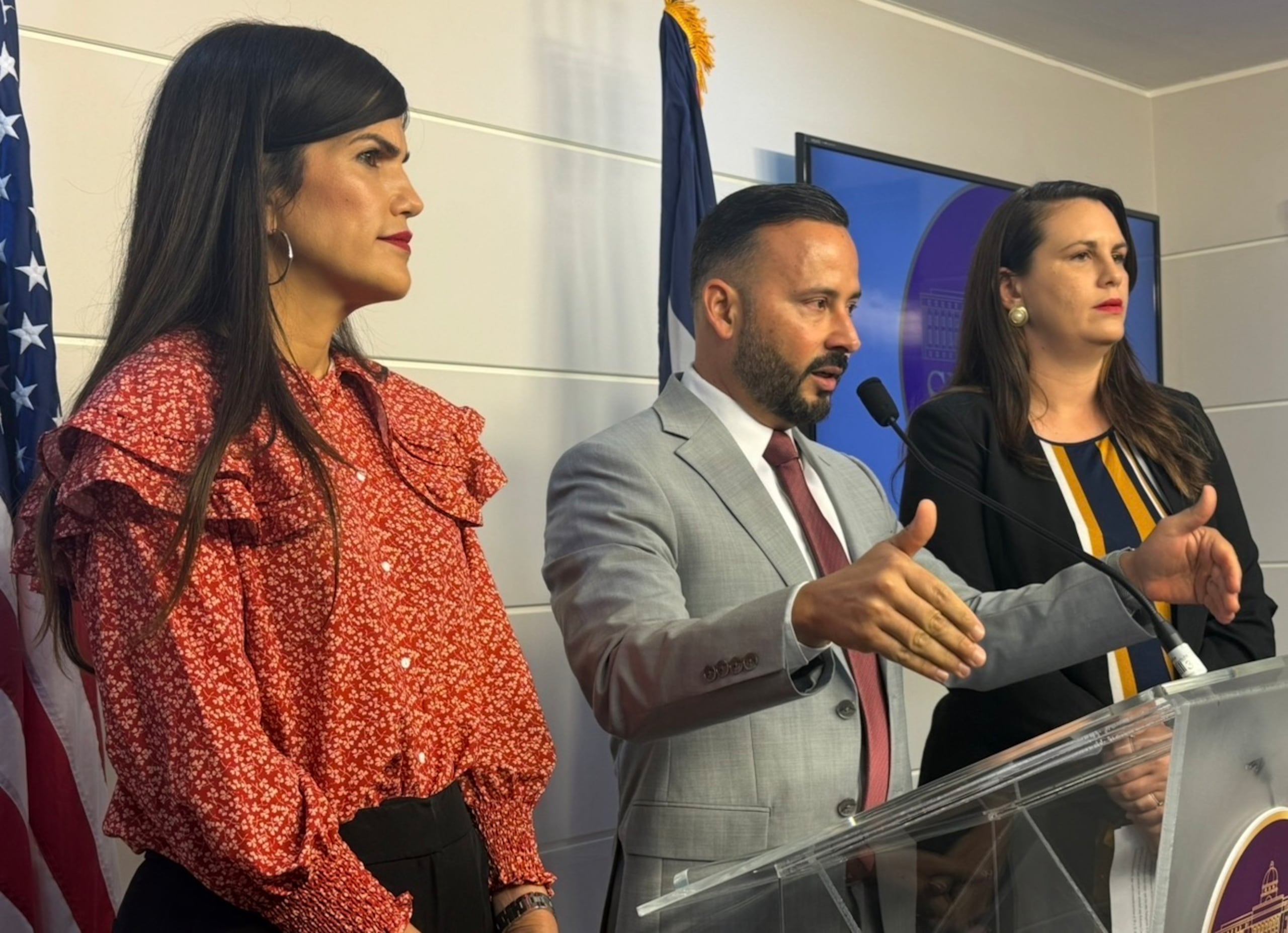 De izquierda a derecha, la senadora Marially González, LuisJ. Hernández y Ada Alvarez Conde.