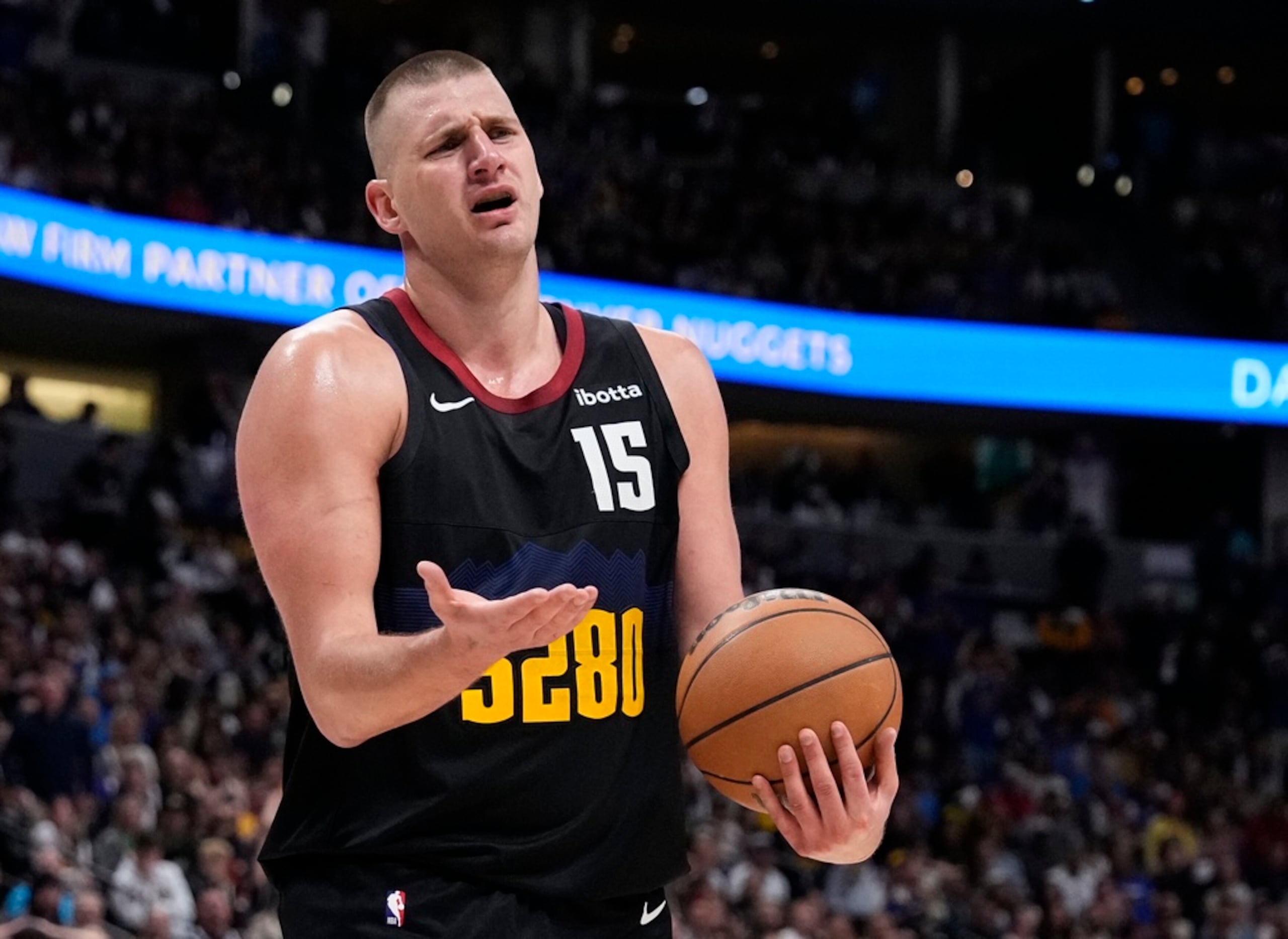 Nikola Jokic tiene a los Nuggets arriba 2-0 en la serie contra los Lakers de Los Ángeles.