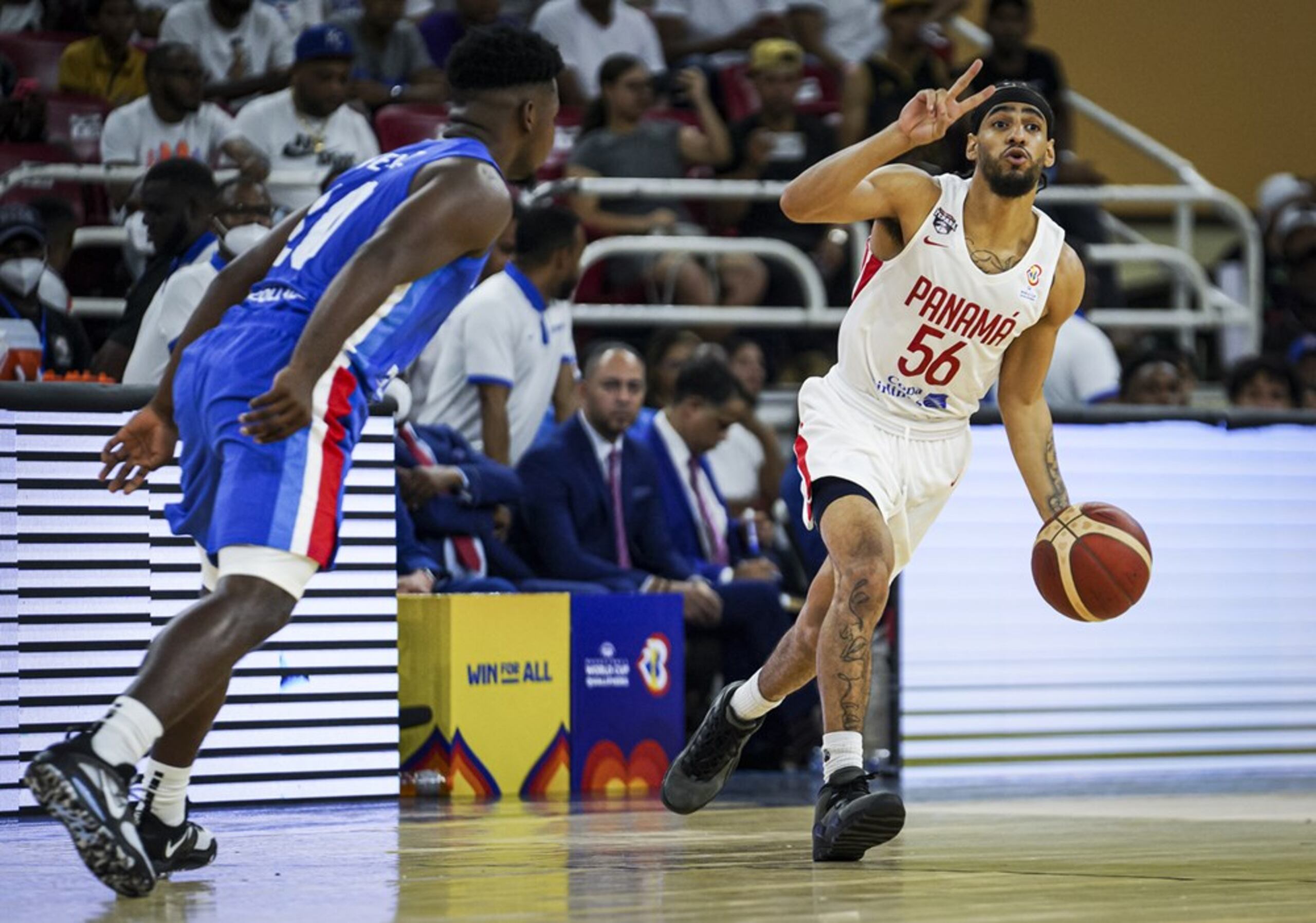 Jhivvan Jackson, con el balón, es nieto de Flor Meléndez y pertenece al programa de baloncesto de Panamá.