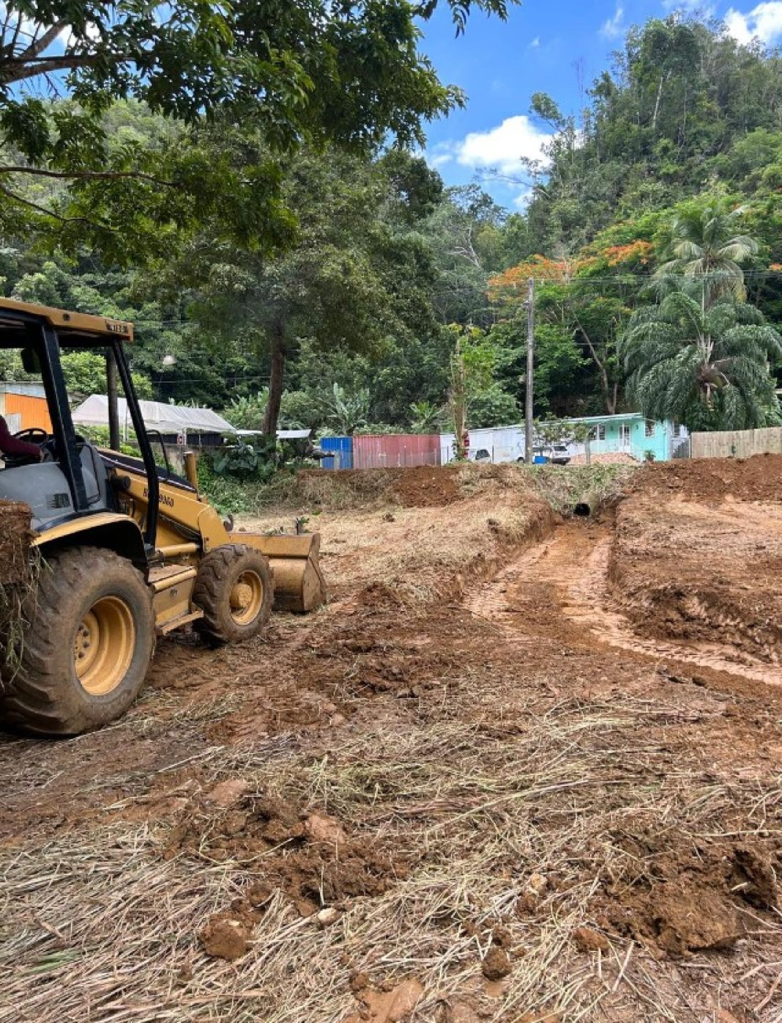 Como parte de las labores preventivas, las brigadas de Obras Públicas municipal en Quebradillas realizaron labores de limpieza de cuerpos de agua, recogido de escombros, mantenimiento y ornato.