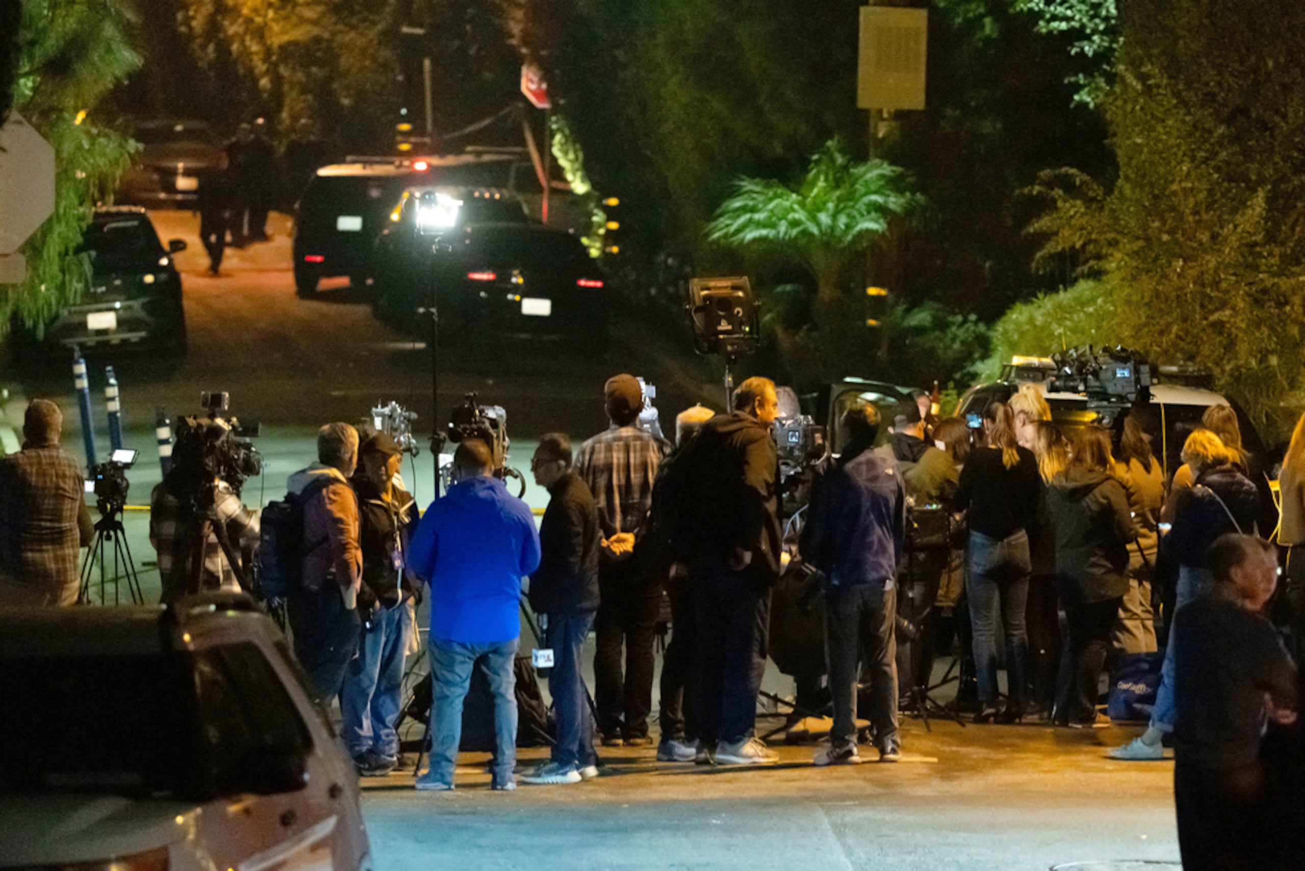 Equipos de noticias se movilizan cerca de la residencia de Rob Reiner el domingo 14 de diciembre de 2025, en el vecindario Brentwood de Los Ángeles.