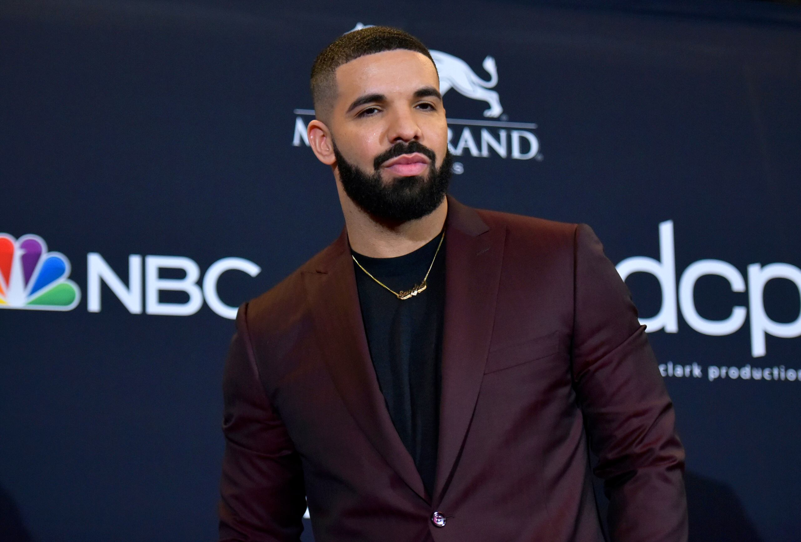 En esta foto del 1 de mayo de 2019, Drake llega a la ceremonia de los Premios Billboard de la Música en Las Vegas. Drake superó el récord que compartía con Aretha Franklin y Stevie Wonder al alcanzar su 21er No. 1 en la lista de canciones de R&B/hip hop de Billboard con el tema “Laugh Now Cry Later”, en el que participa el rapero Lil Durk. (Foto por Richard Shotwell/Invision/AP, Archivo)