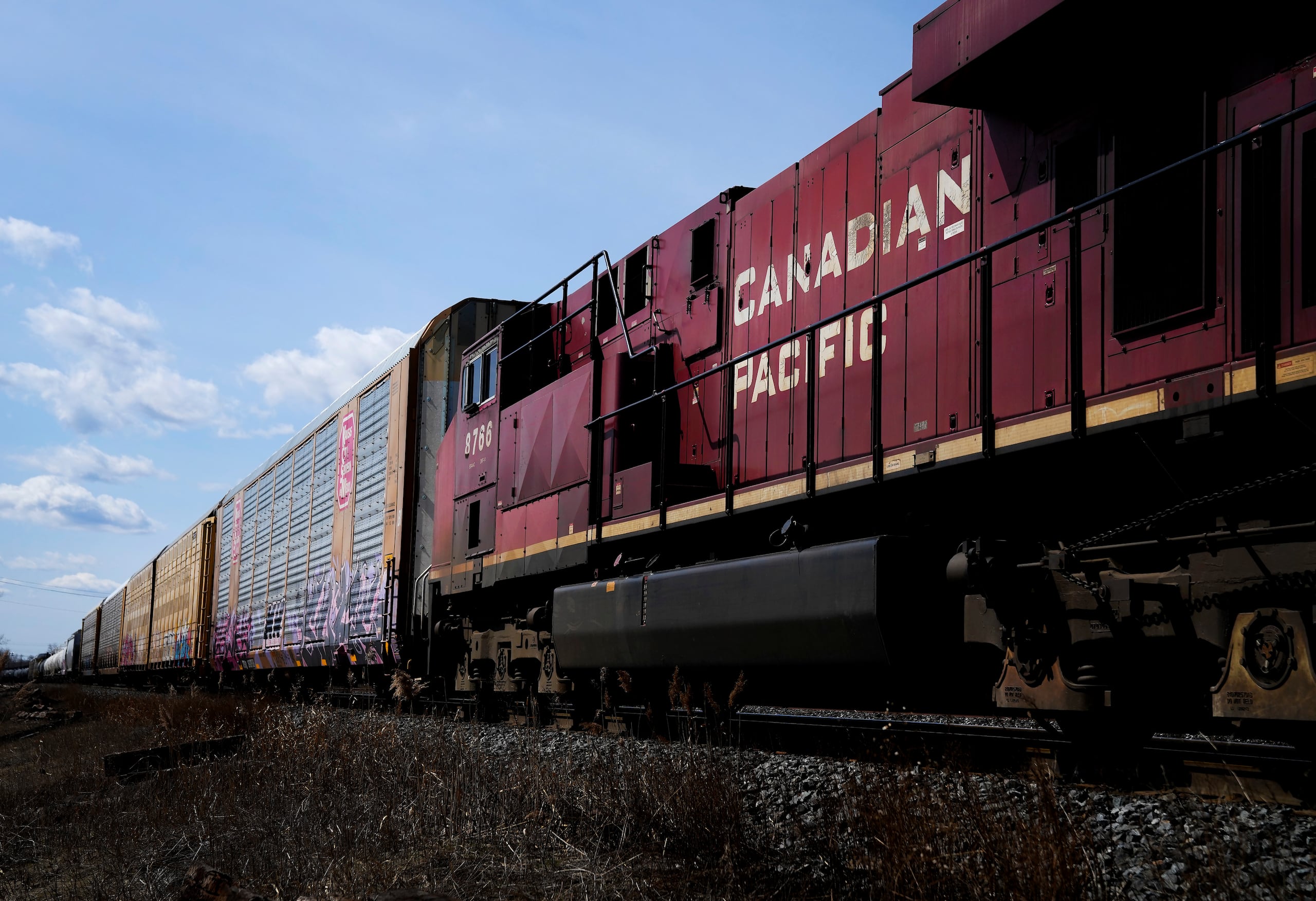 Los dos ferrocarriles manejan unos 40,000 vagones de mercancías al día, por valor de unos 1,000 millones de dólares, que incluyen piezas de automóviles, productos químicos, forestales y agrícolas, que se verían muy afectados con el paro.