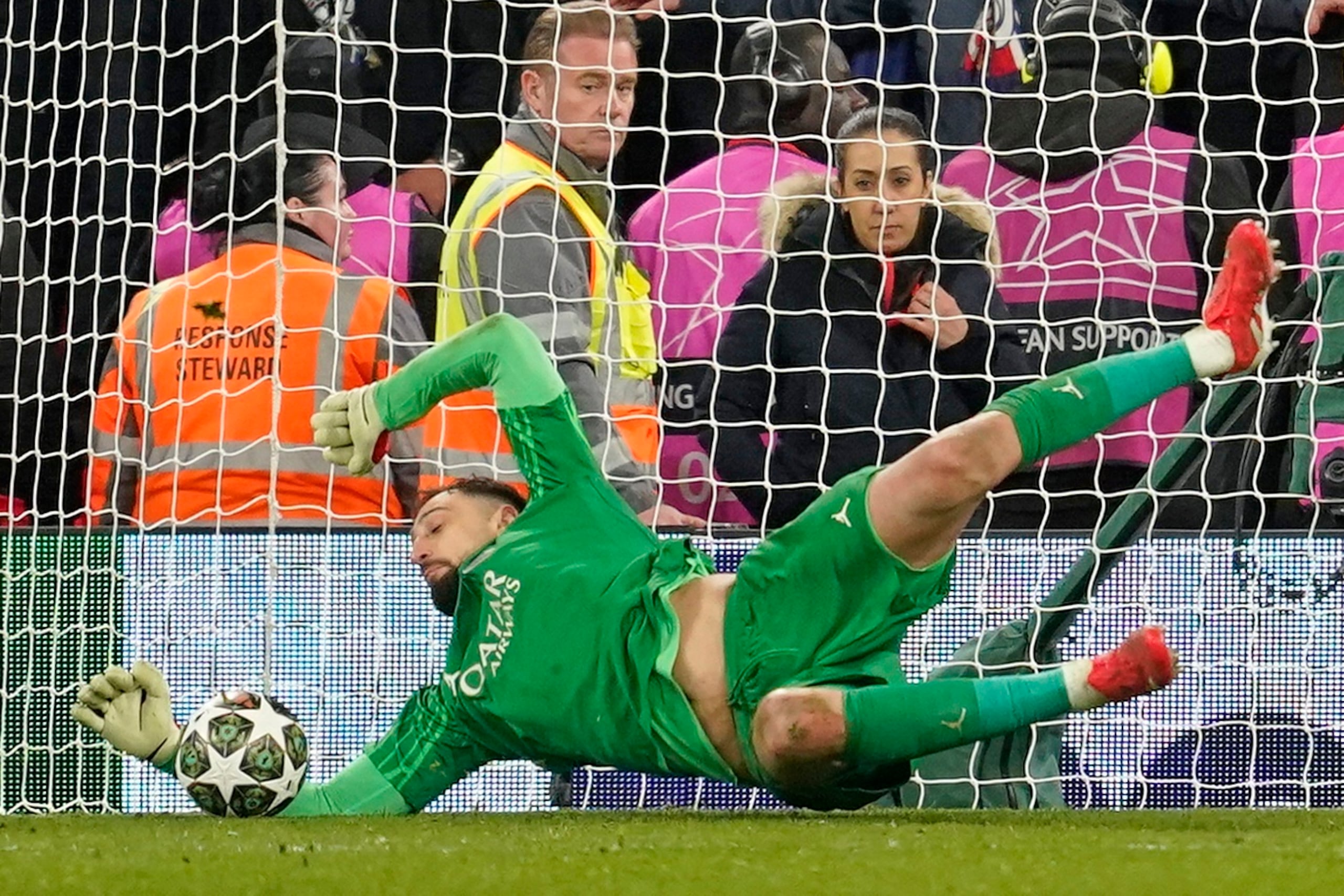 El portero del PSG, Gianluigi Donnarumma, detiene un disparo de Curtis Jones, del Liverpool, en la tanda de penales.