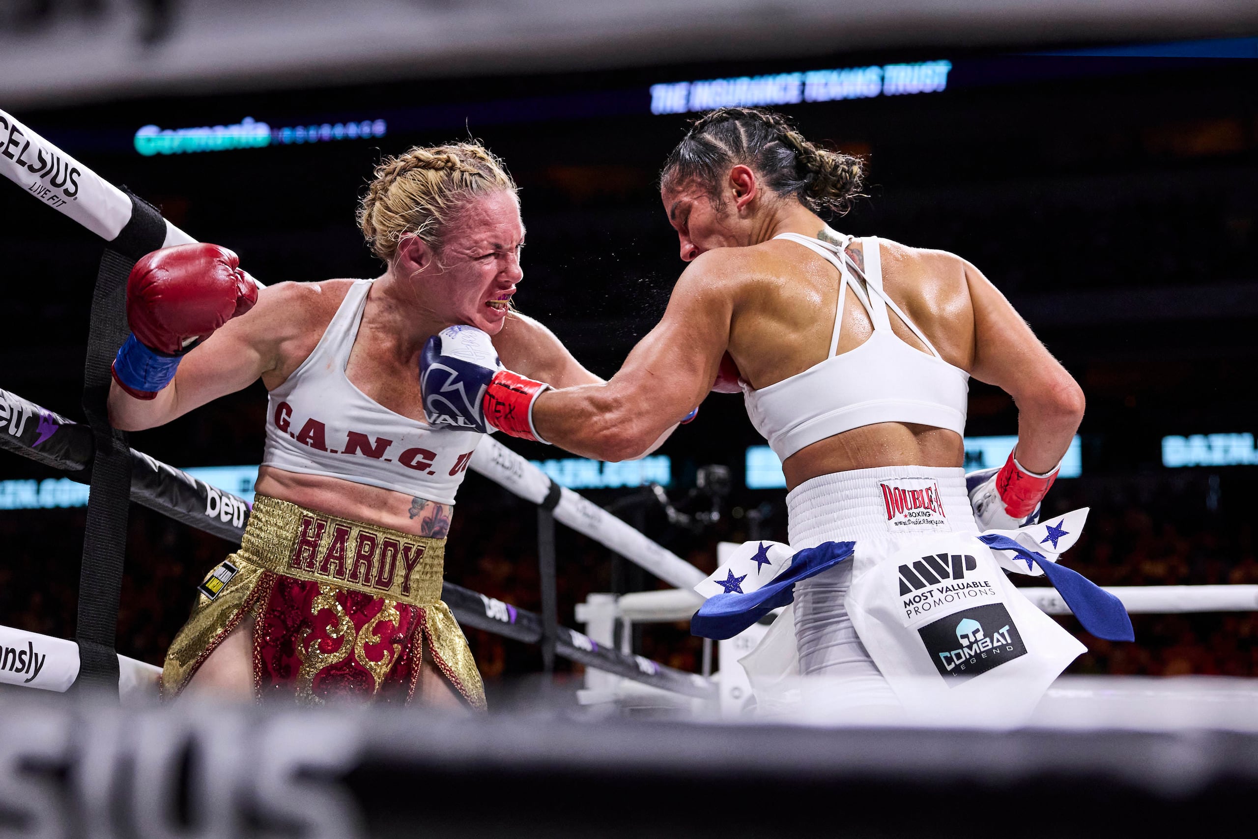 Amanda Serrano vs Heather Hardy durante la pelea de agosto de 2023.