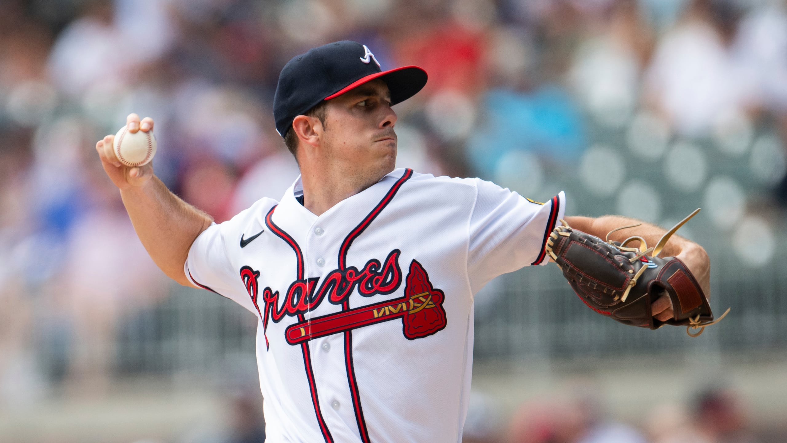 El abridor de los Braves de Atlanta, Allan Winans, hace un envió durante el partido ante los Pirates en que Atlanta aseguró el pase a la postemorada de las Grandes Ligas.