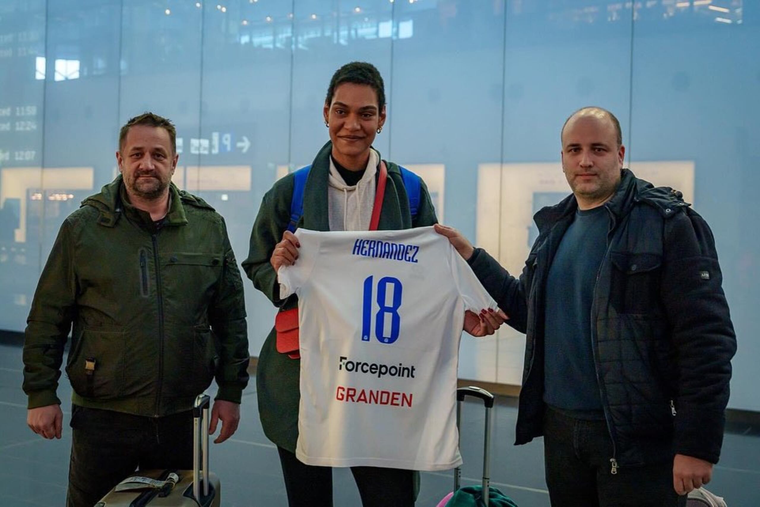 La central nacional Alba Hernández posa a  su llegada a Eslovaquia con la camiseta que vestirá como refuerzo en ese país.