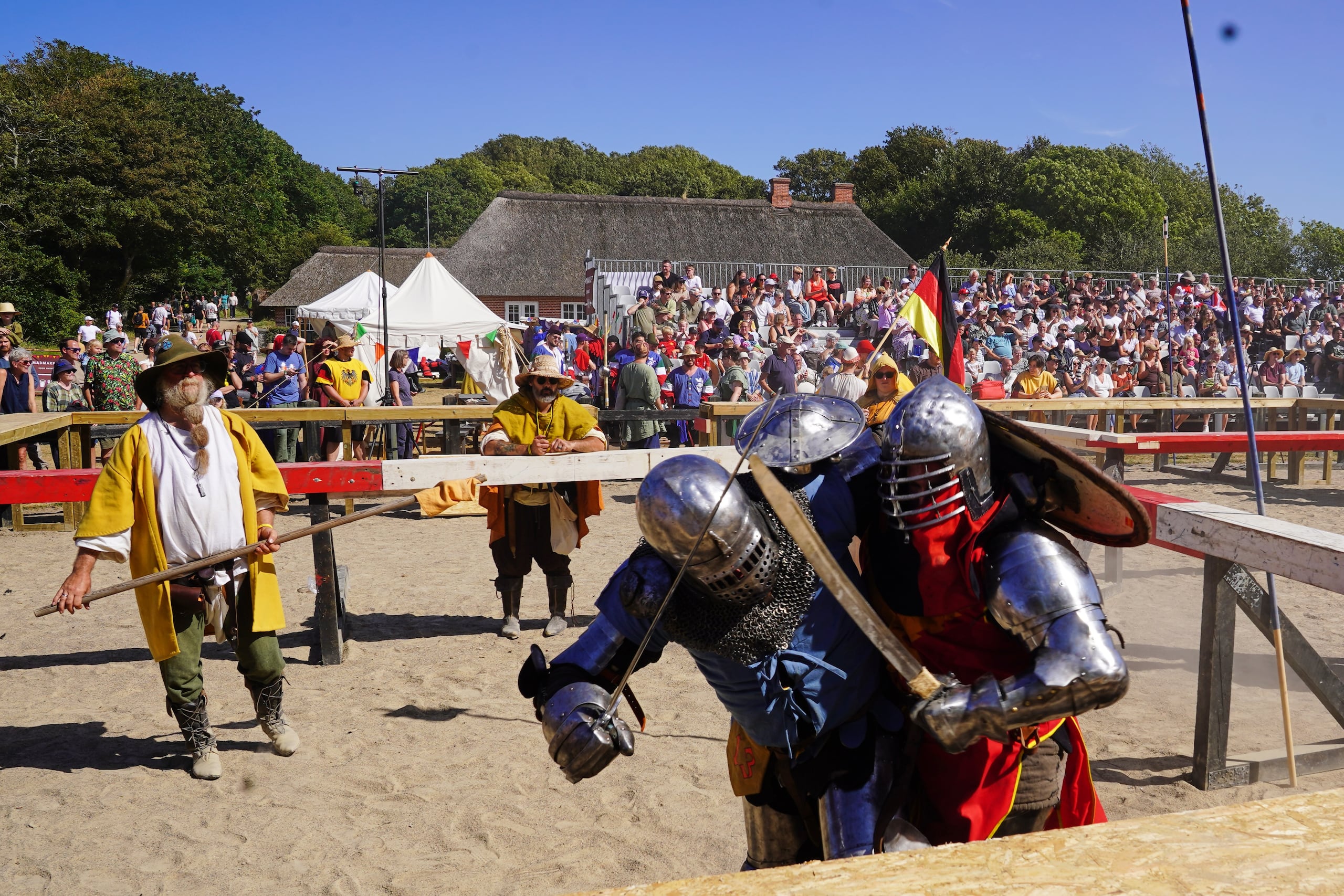 El deporte consiste en una mezcla de técnicas modernas e históricas. Es una disciplina a medio camino entre los deportes de combate puros y la esgrima.