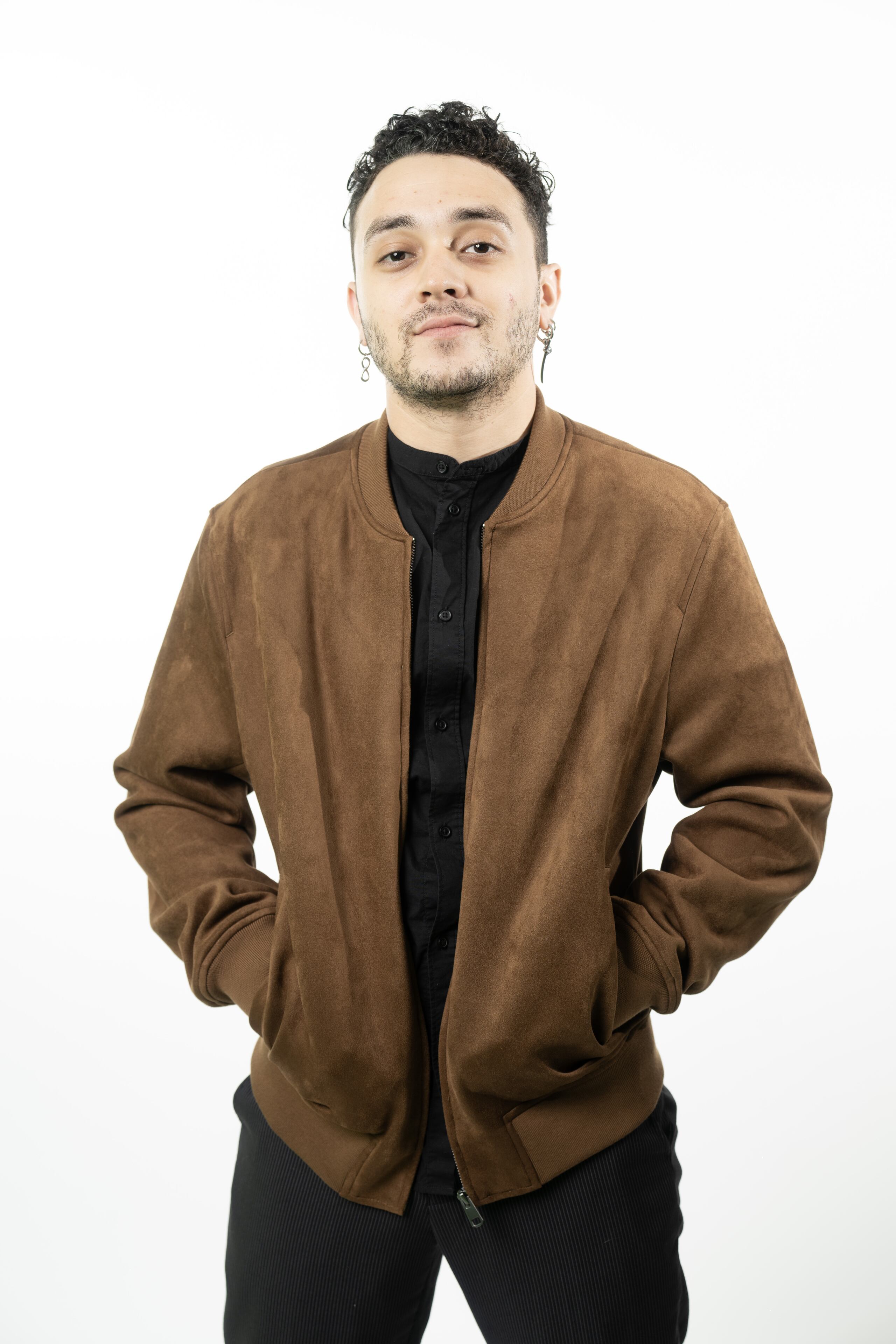 Carlitos - @_carliton: “Soy fiel creyente de que estudiar es un deber de toda la vida. Lo más importante que tenemos como personas son nuestros conocimientos. Al igual que un mundo sin arte es soso, un mundo sin conocimiento es un mundo estático, donde nada se mueve y nadie hace nada. La curiosidad se mueve y el deseo de seguir creciendo desaparece. Tomé control de mis decisiones, estudié y ahora soy director técnico de uno de los pódcasts más cool de Puerto Rico”.