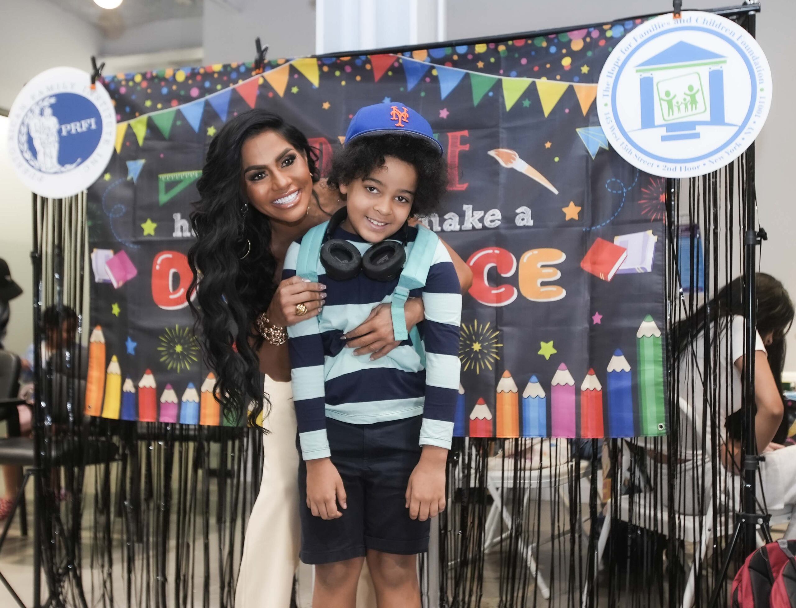 El "Huracán boricua" aprovechó la oportunidad para apoyar en la distribución de mochilas para el regreso a la escuela a familias de escasos recursos residentes de la ciudad.