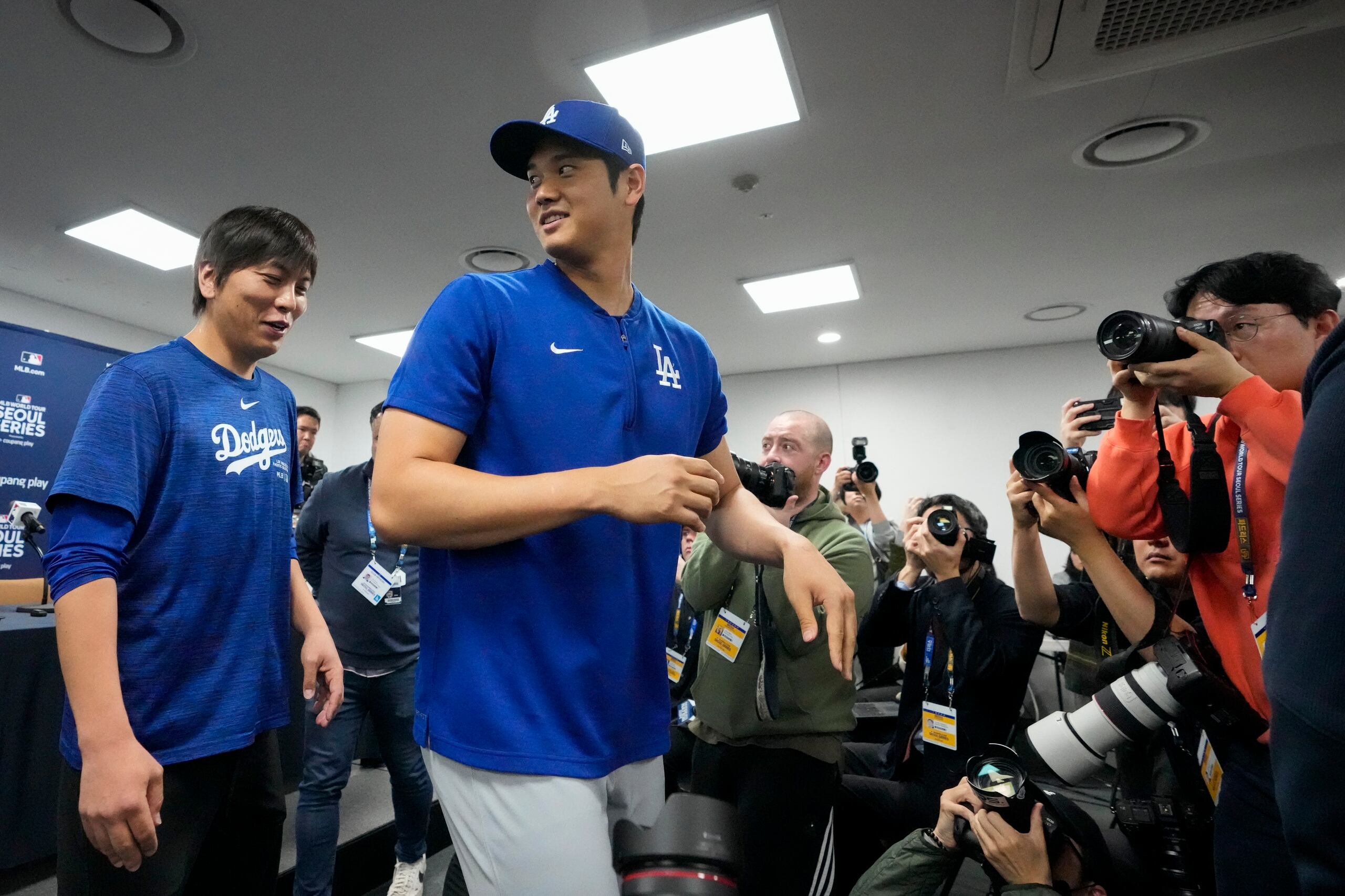 Shohei Ohtani (derecha), de los Dodgers de Los Ángeles, y su intérprete Ippei Mizuhara tras una rueda de prensa, el 16 de marzo de 2024, en Seúl.