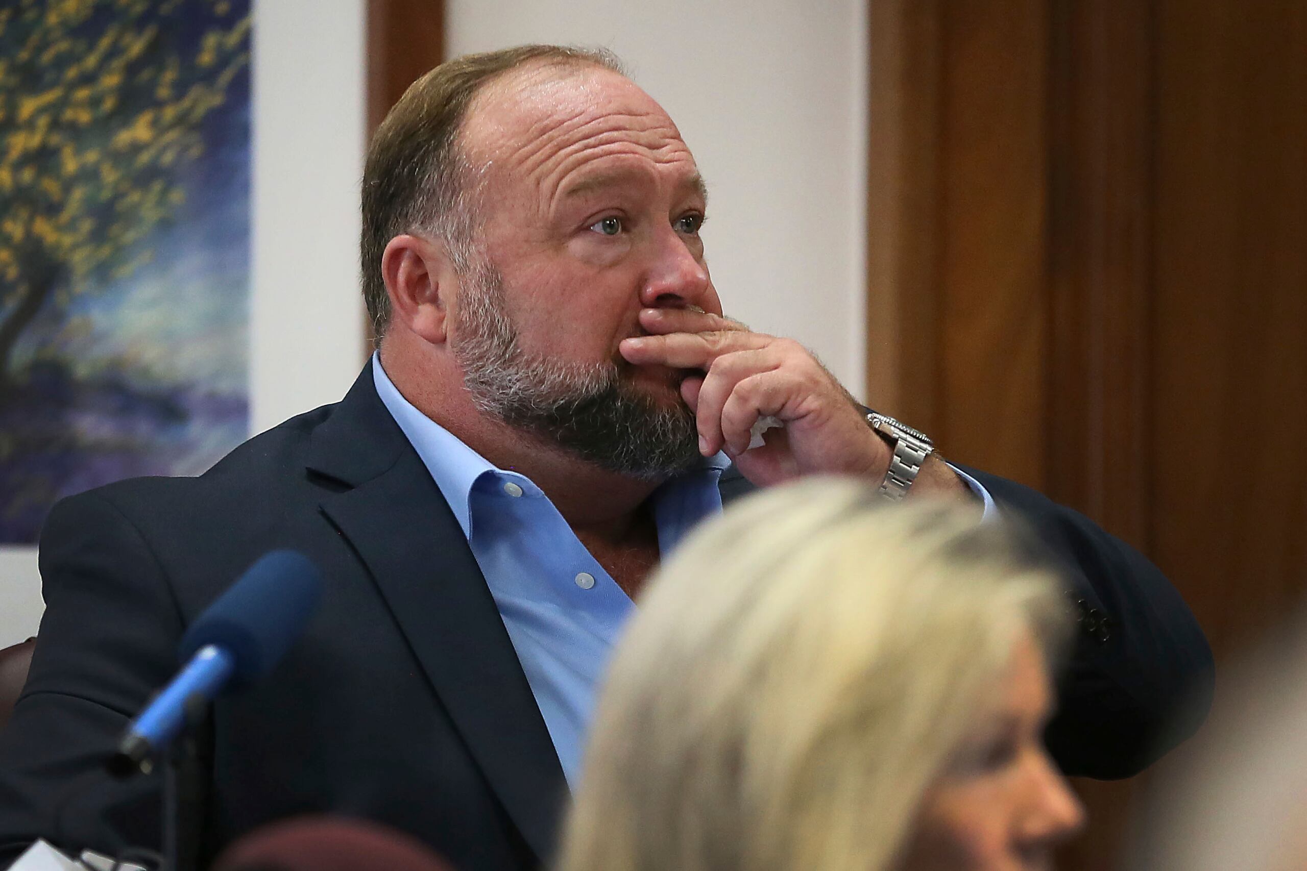 En su programa, Jones ha señalado en varias ocasiones que el tiroteo de la escuela primaria nunca ocurrió, que los padres de las víctimas eran actores y que la tragedia fue inventada para endurecer las leyes de posesión de armas en Estados Unidos.