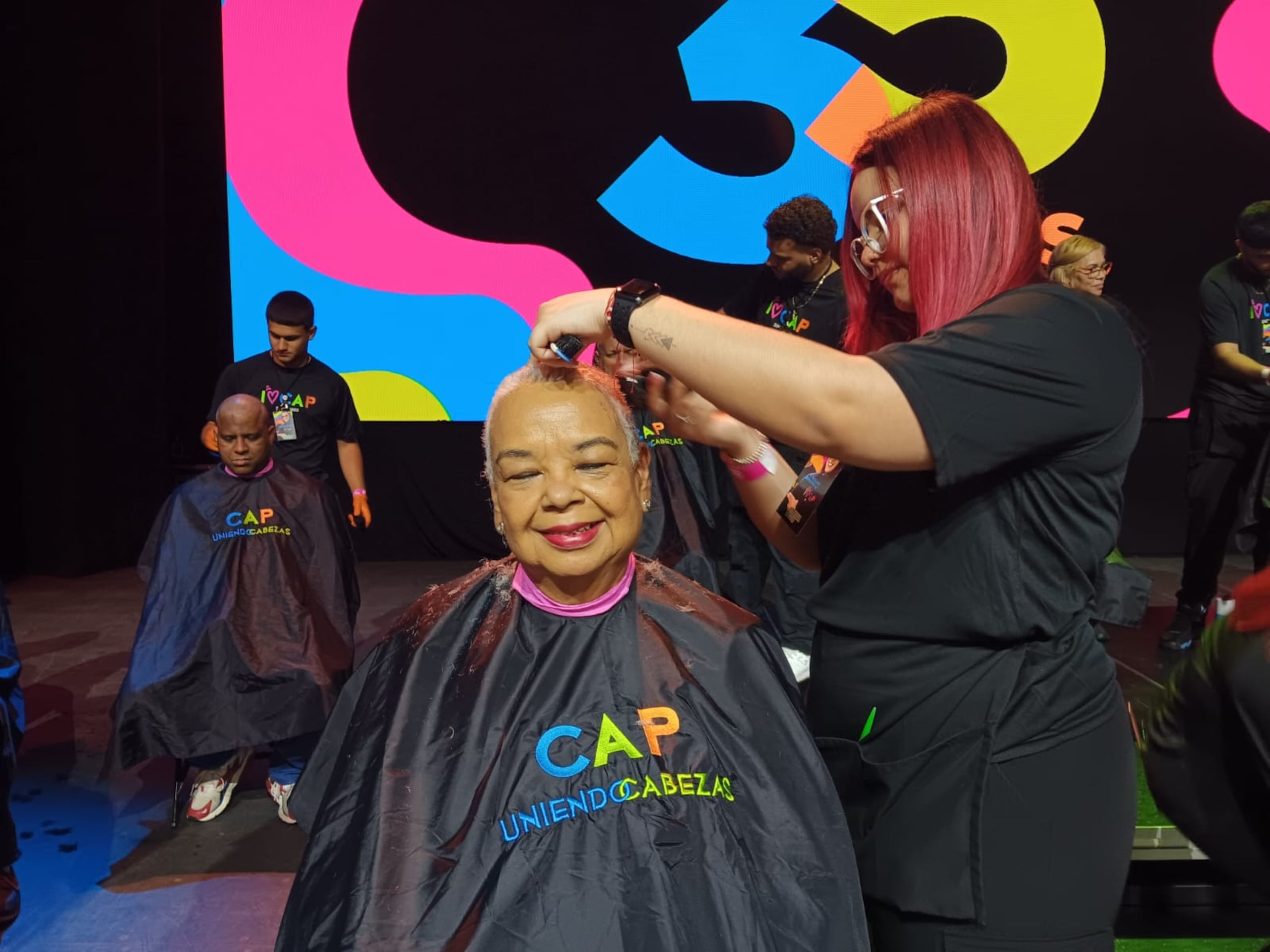 Agostina González acude a raparse el cabello desde el 2017, esta vez lo hizo por los menores enfermos y dos amigas que luchan contra la enfermedad.
