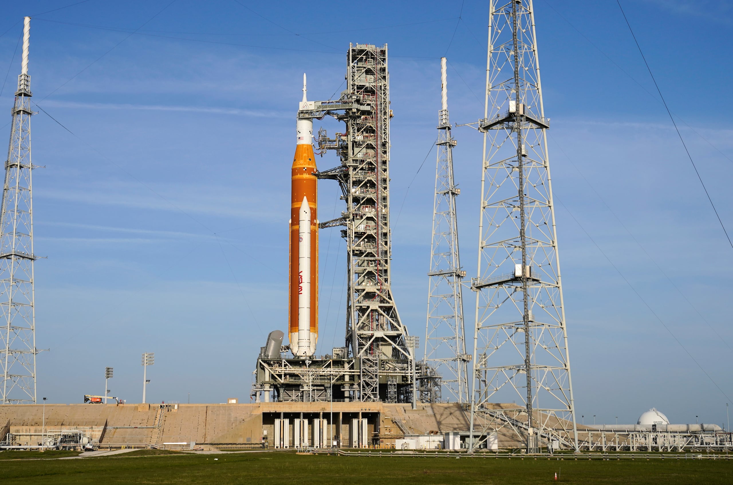 El cohete Artemis II SLS (Space Launch System, sistema de lanzamiento espacial) de la NASA con la nave espacial Orion, en el Complejo de Lanzamiento del Centro Espacial Kennedy, el martes 31 de marzo de 2026, en Cabo Cañaveral, Florida. (AP Foto/John Raoux)