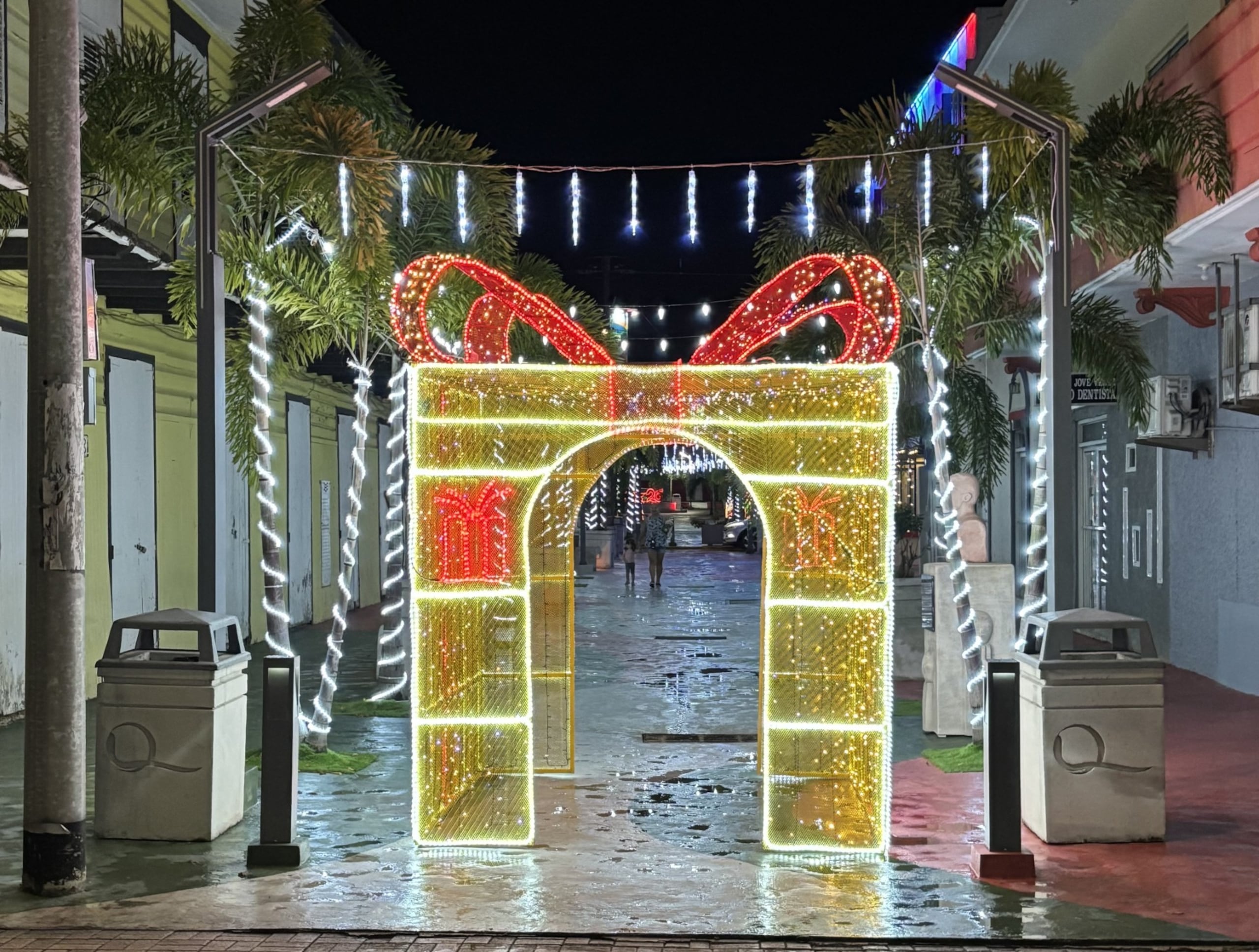El Paseo Linares presenta un espectáculo de luces que se disfruta mientras el visitante se dirige a restaurantes u otros comercios.