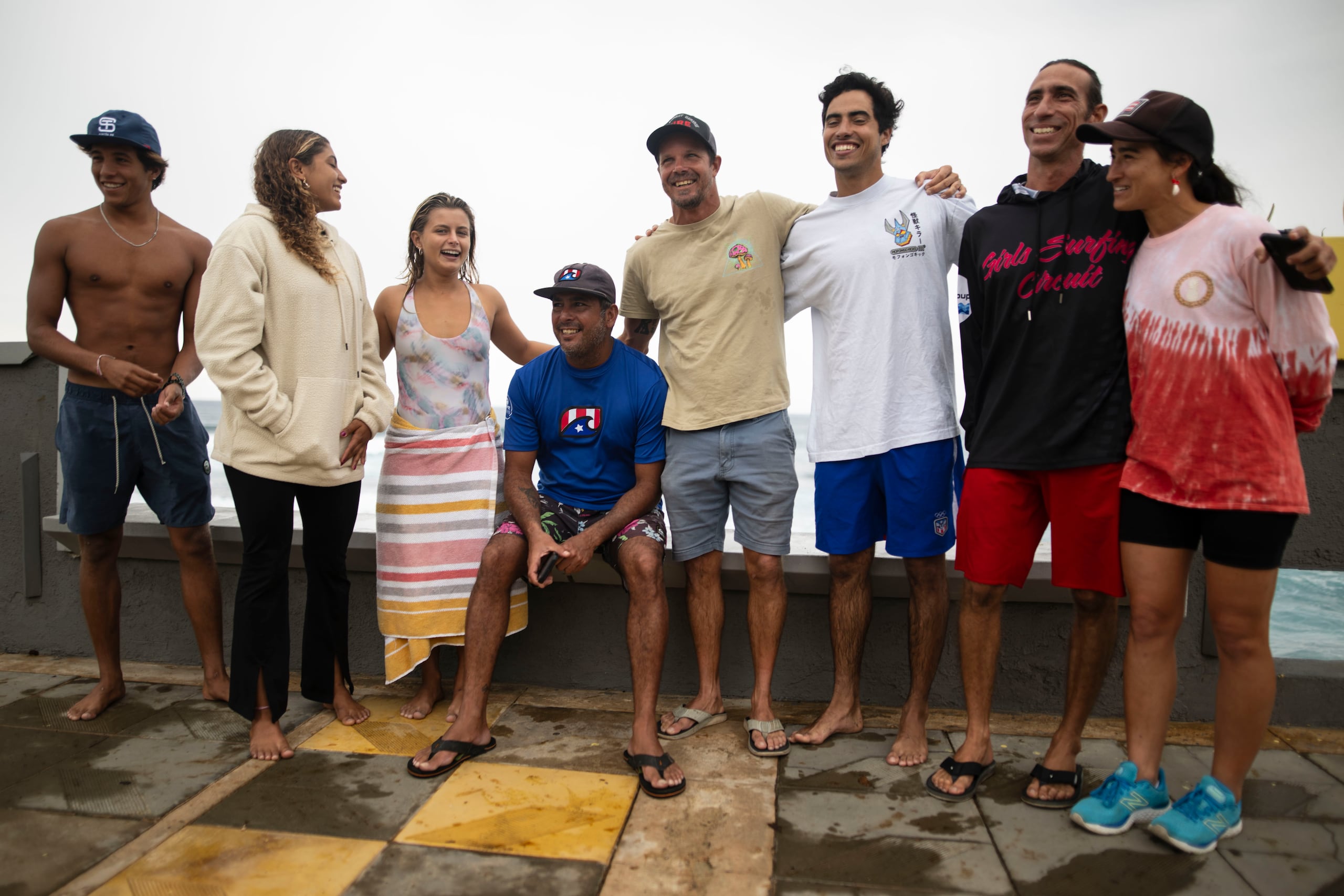 Parte del Equipo Nacional de surfing se une con personal de apoyo y emergentes atletas en La Marginal de Arecibo, en donde desde el viernes se celebra el Mundial de tabla corta.