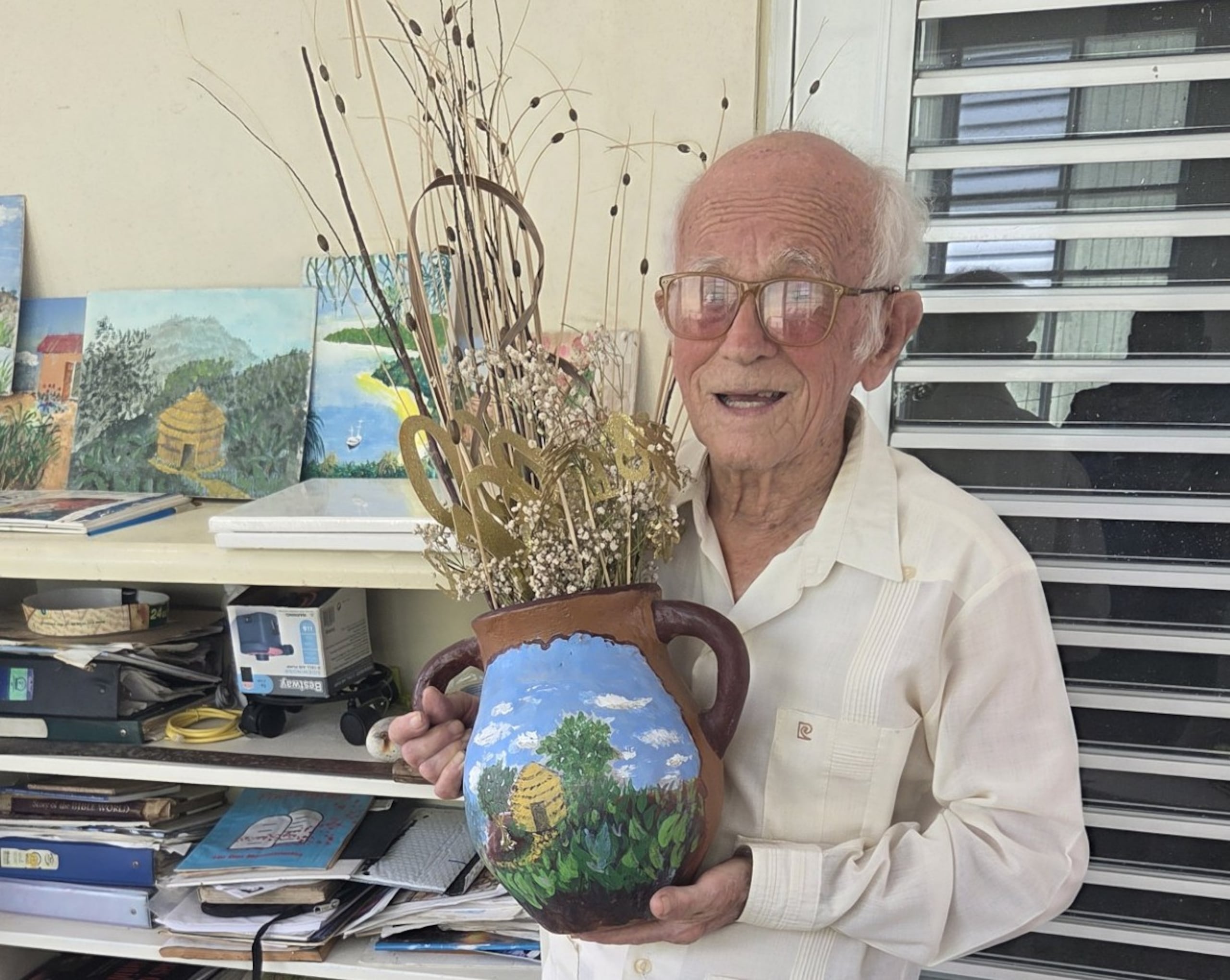 El maestro retirado ocupa su tiempo pintando y haciendo artesanías.