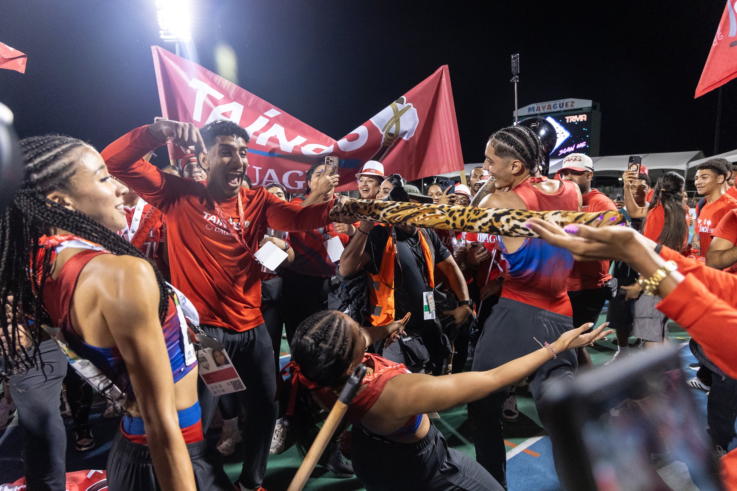 Los Taínos y Taínas de la Universidad Ana G. Méndez celebran tras proclamarse campeones en ambas ramas en las Justas de la LAI.