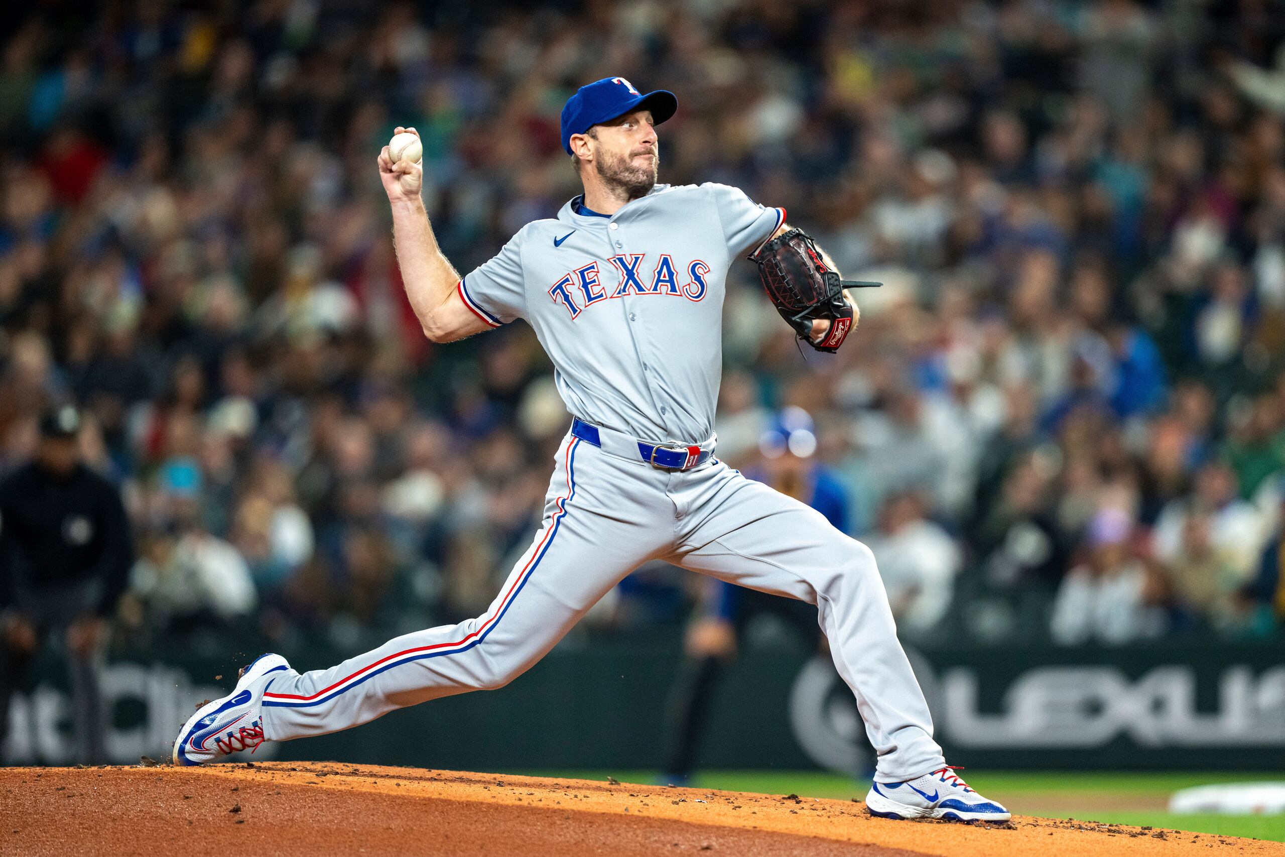 ARCHIVO - Foto del 14 de septiembre del 2024, Max Scherzer lanza en uniforme de los Rangers de Texas.