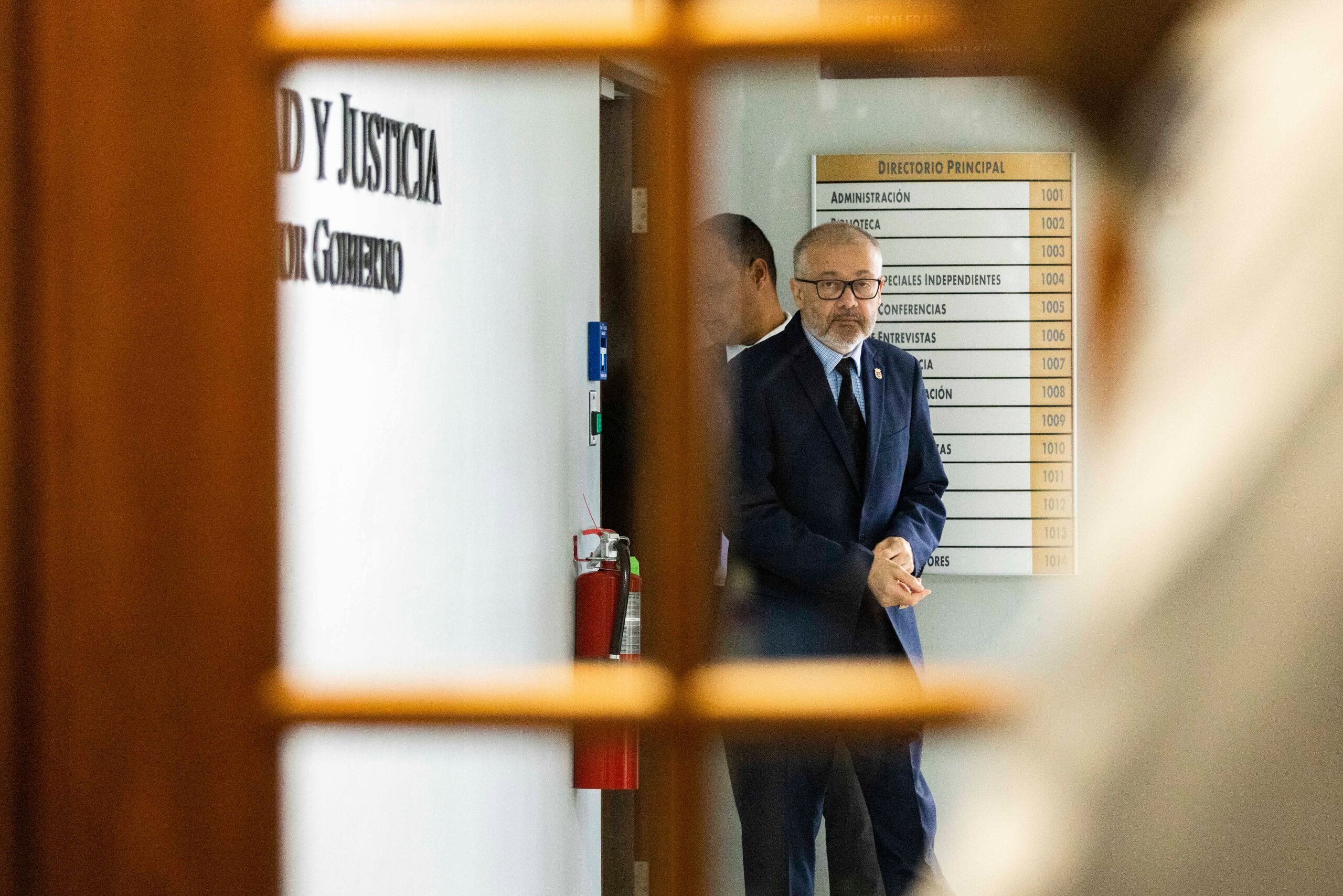 Irizarry Pabón enfrenta cuatro cargos presentados por la Oficina del Panel sobre el Fiscal Especial (Opfei) que le imputa violaciones al Artículo 4.2 de la Ley de Ética Gubernamental y el Artículo 251 del Código Penal, por presunto enriquecimiento injustificado.