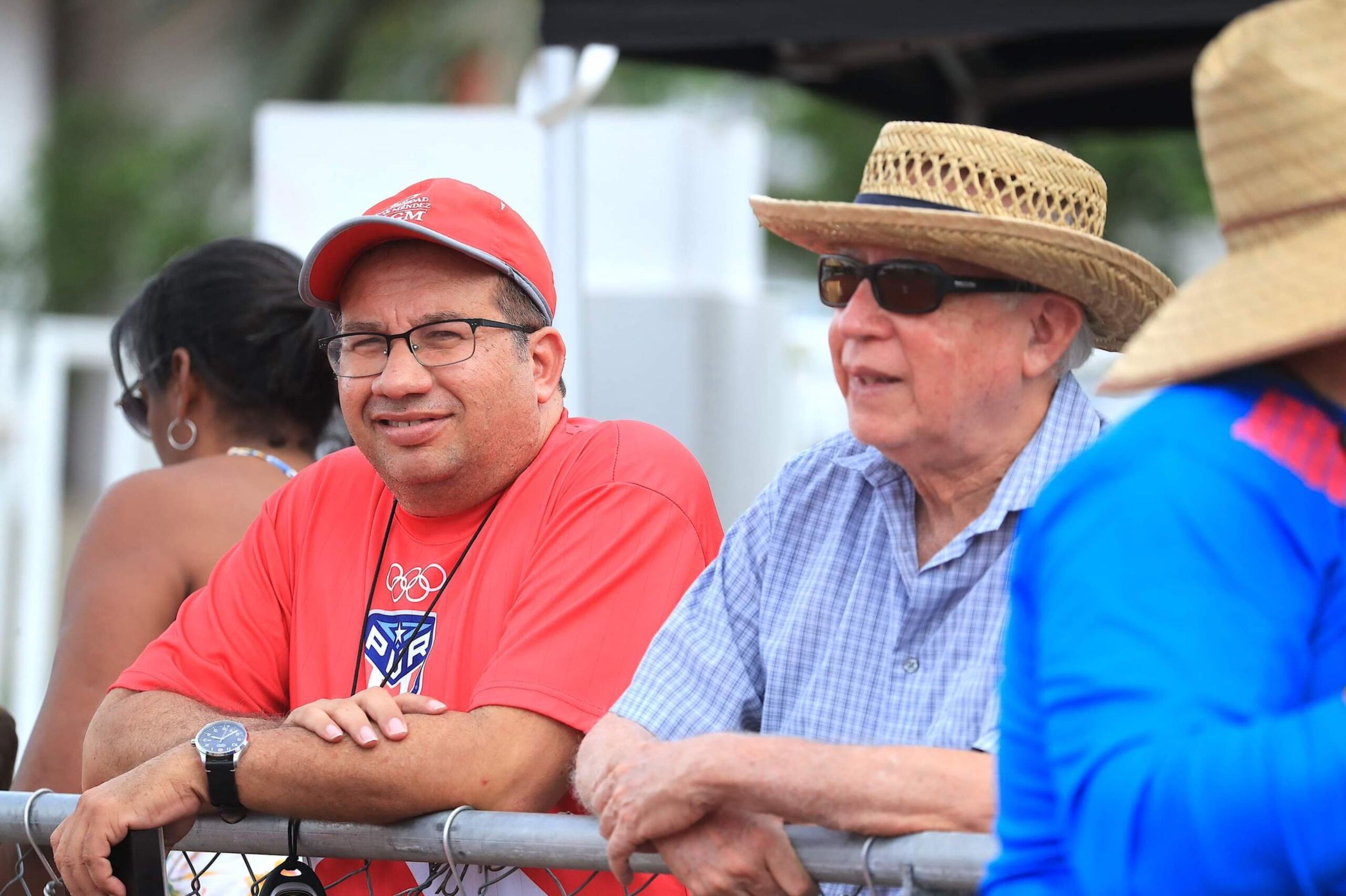 Pedro Aníbal Díaz (derecha), junto al entrenador Carlos Guzmán, lleva 60 años recopilando la historia del atletismo boricua.