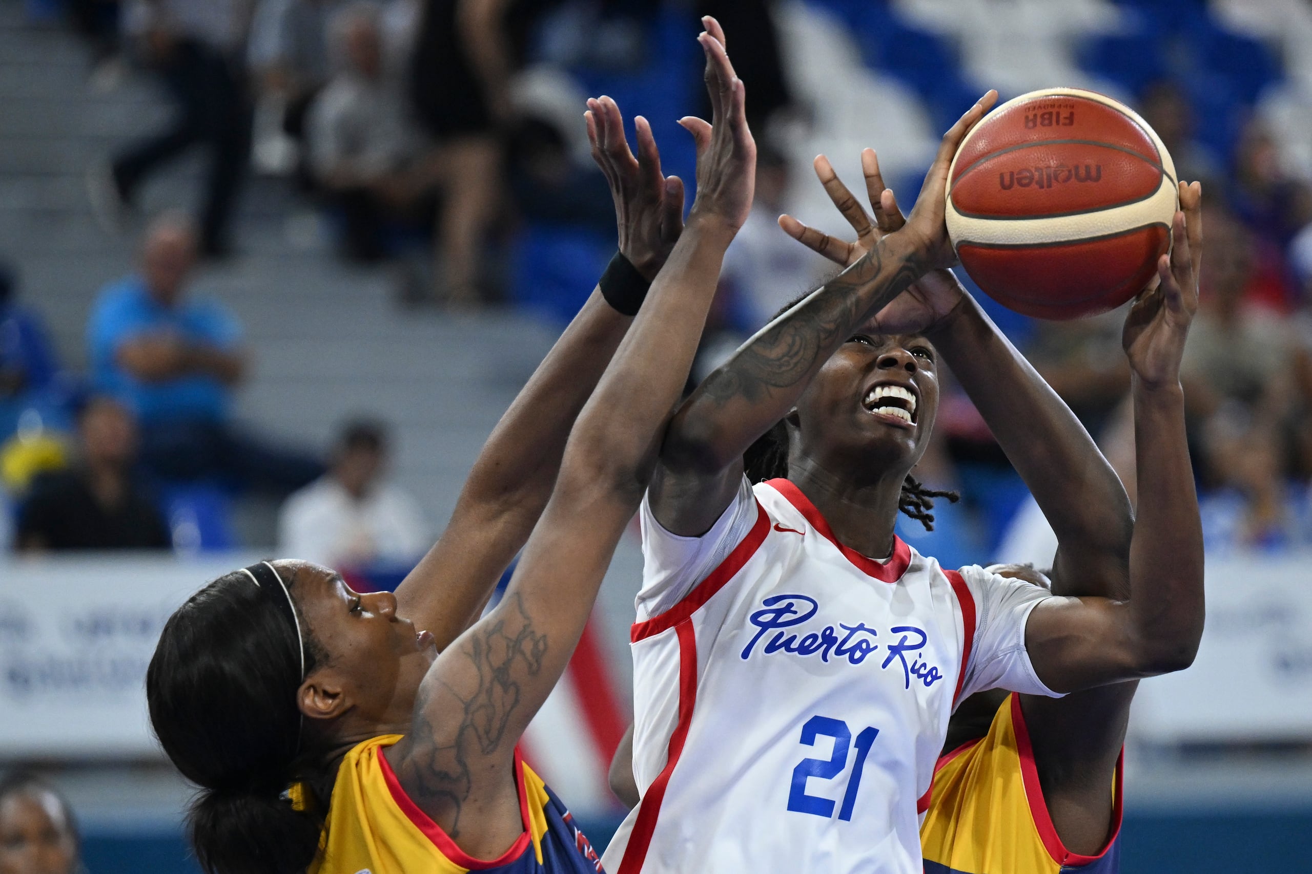 Equipo Nacional de Baloncesto Femenino perdió en su partido de fase semifinal de los Juegos Centroamericanos y del Caribe San Salvador 2023. En la foto Mya Hollingshed lucha para intentar tomar un tiro al canasto.