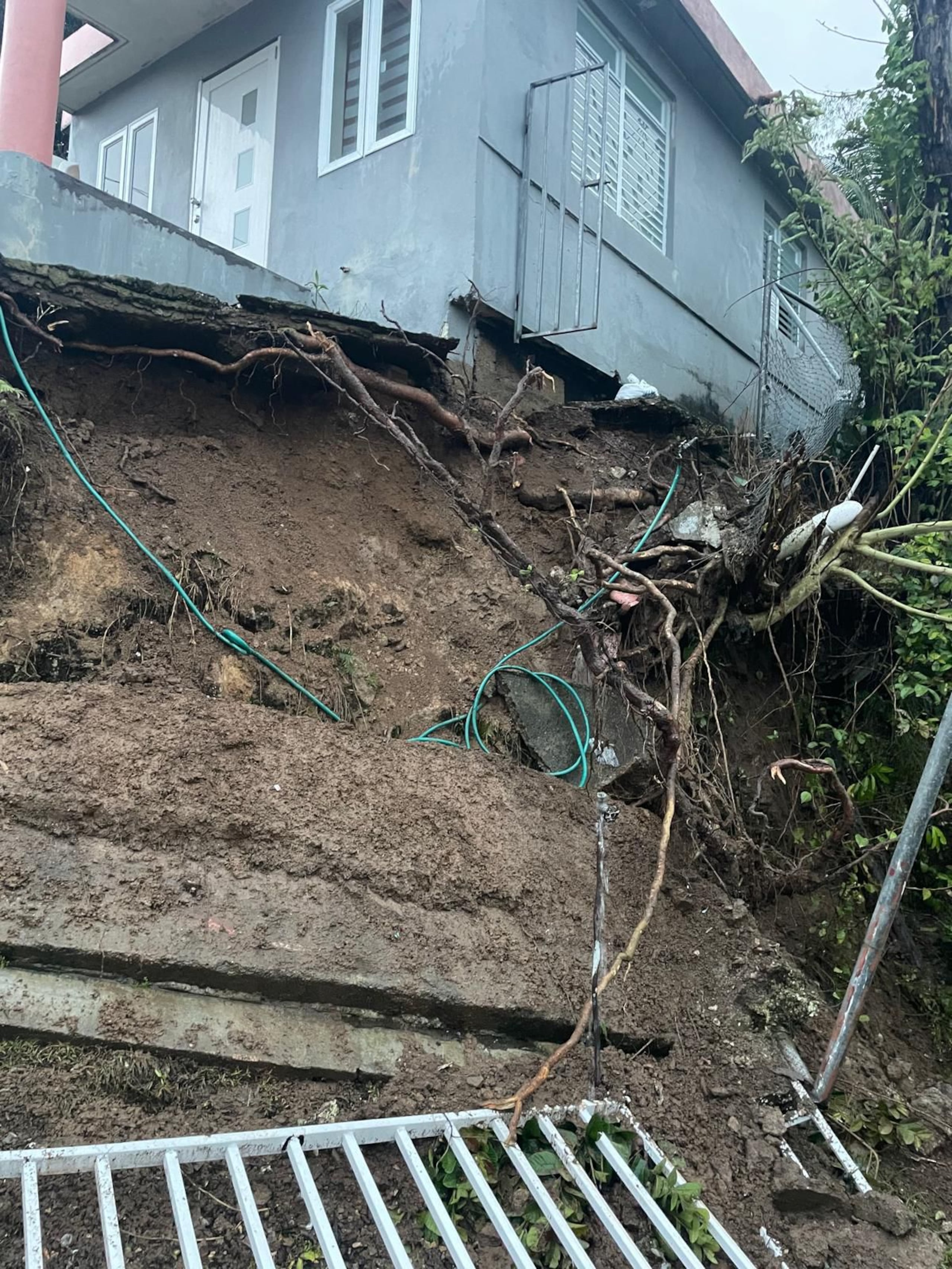 El suceso más preocupante ocurre en el sector Las Lomas del barrio Jaguas, donde hay una casa afectada. La residente accedió a desalojala.