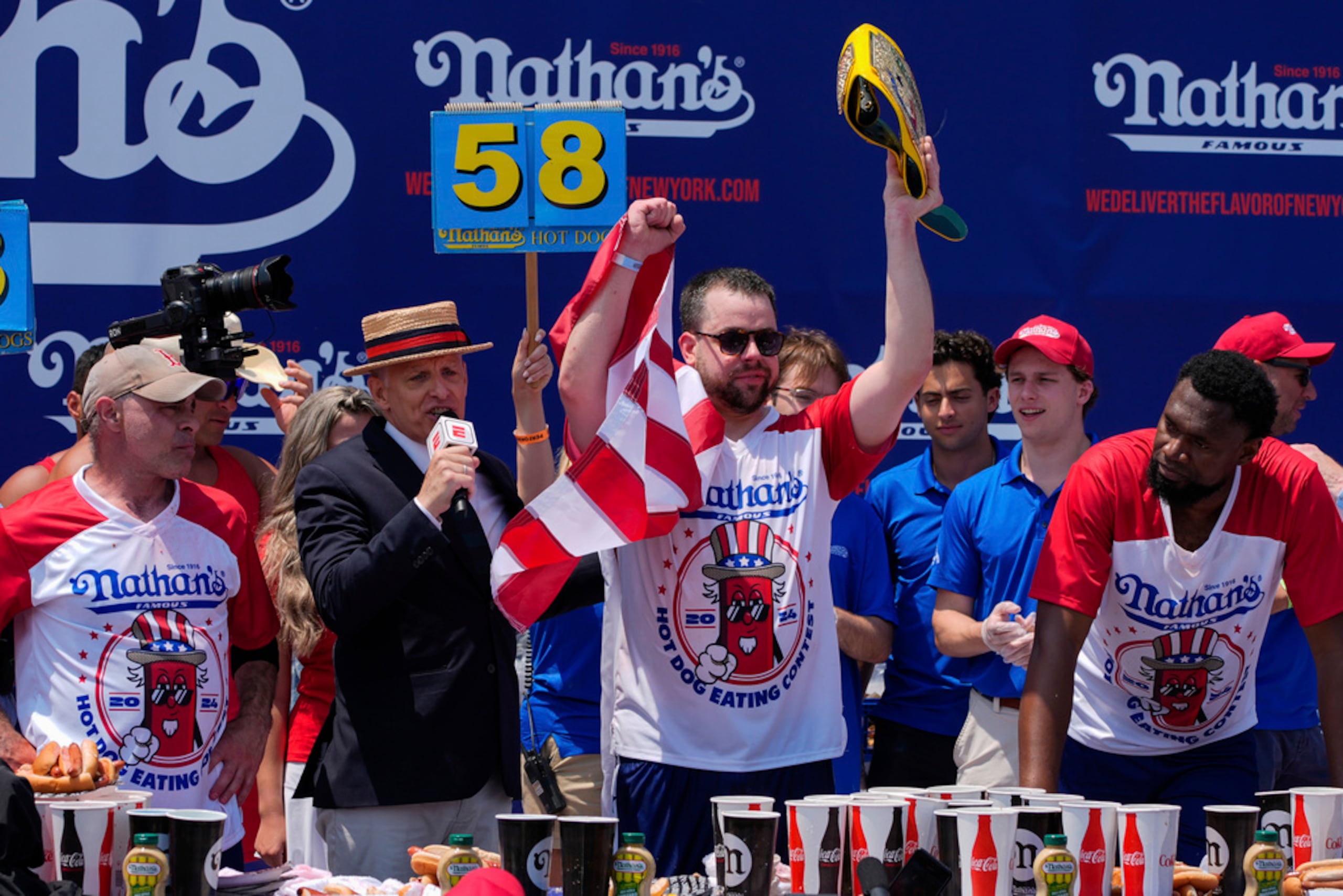 Patrick Bertoletti superó su récord anterior de 55 "hot dogs".
