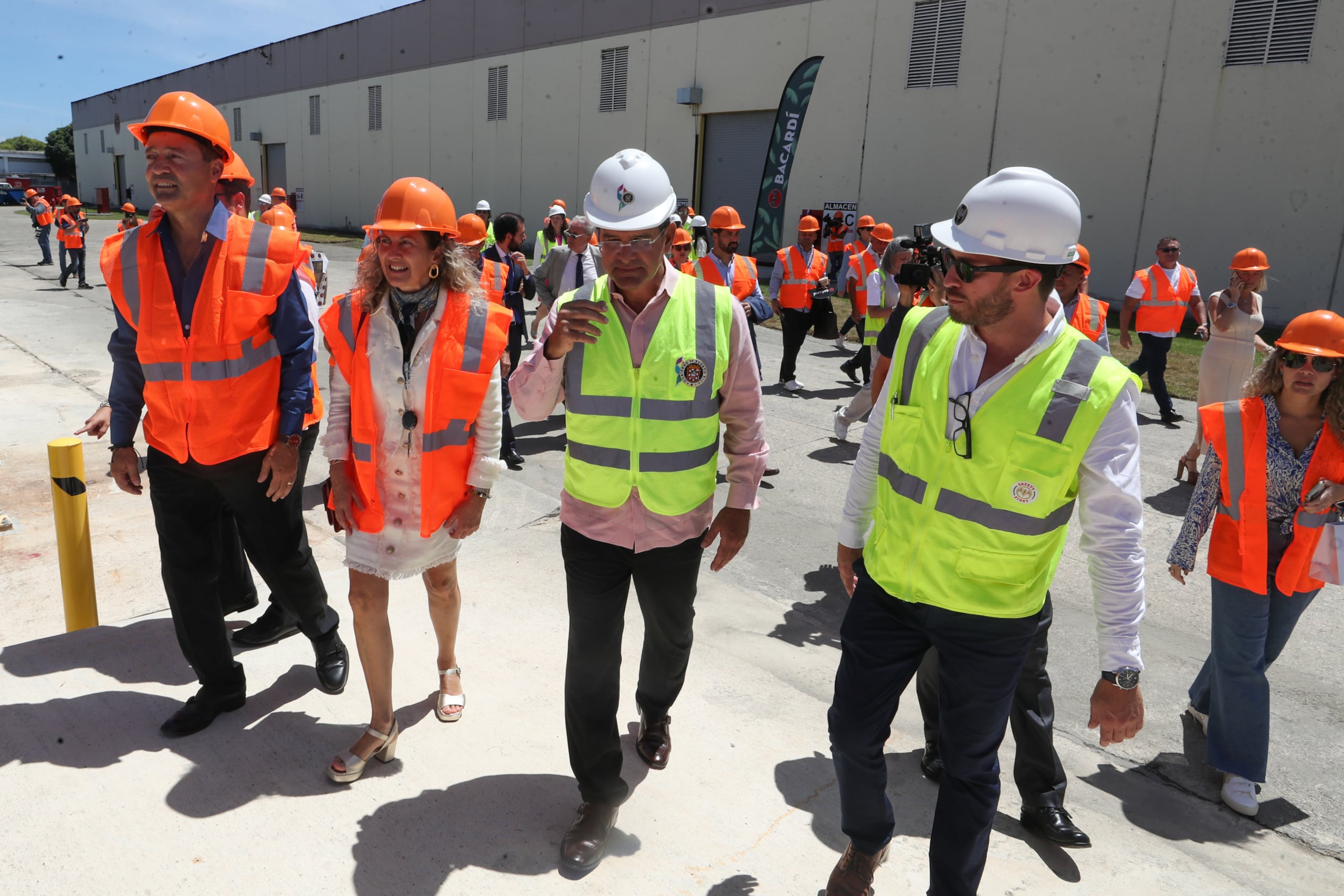 El gobernador Pedro Pierluisi, al centro, participó de la inauguración.