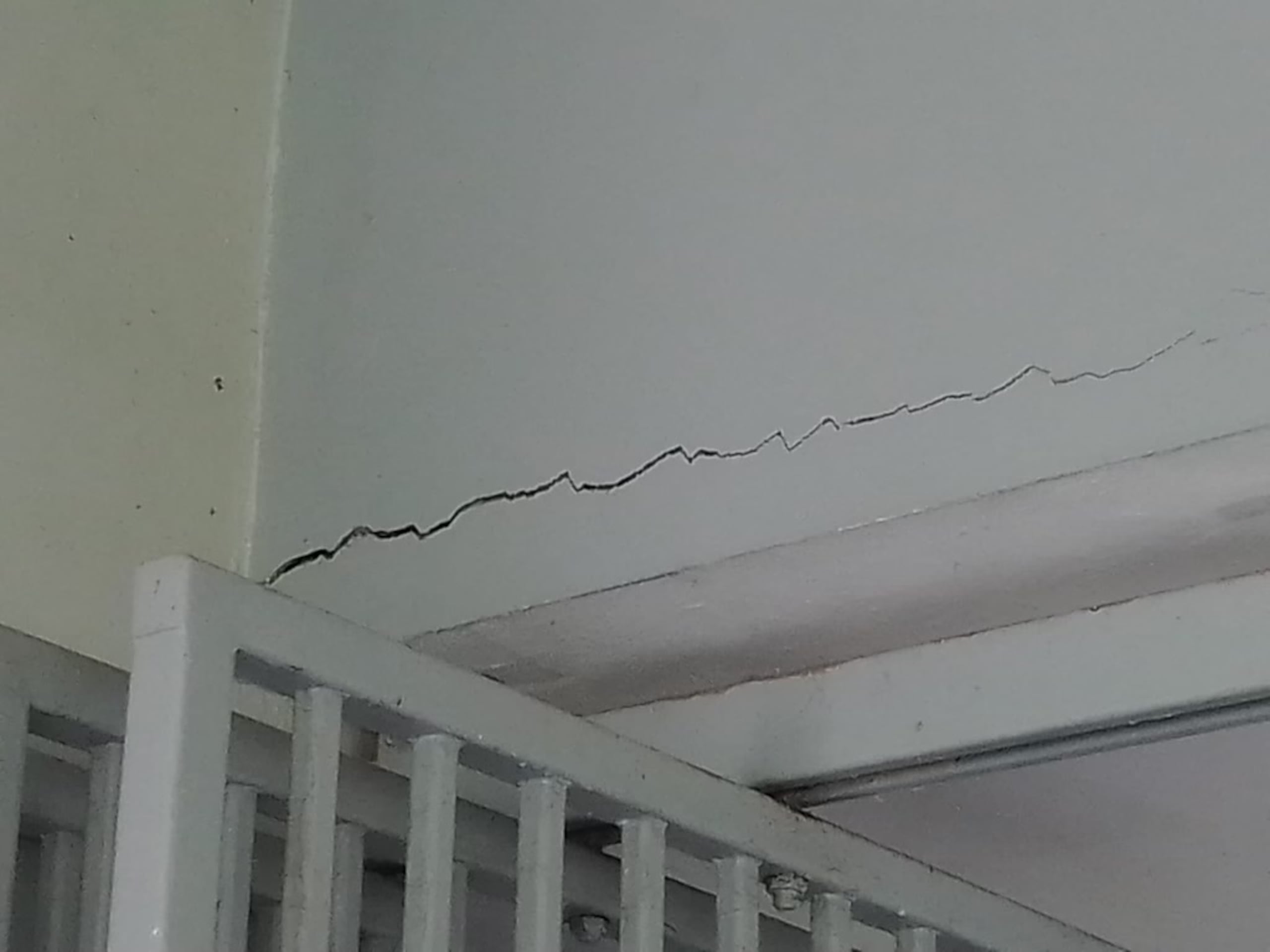 Daños ocasionados por sismo en la Escuela Vocacional Antonio Reyes de Utuado