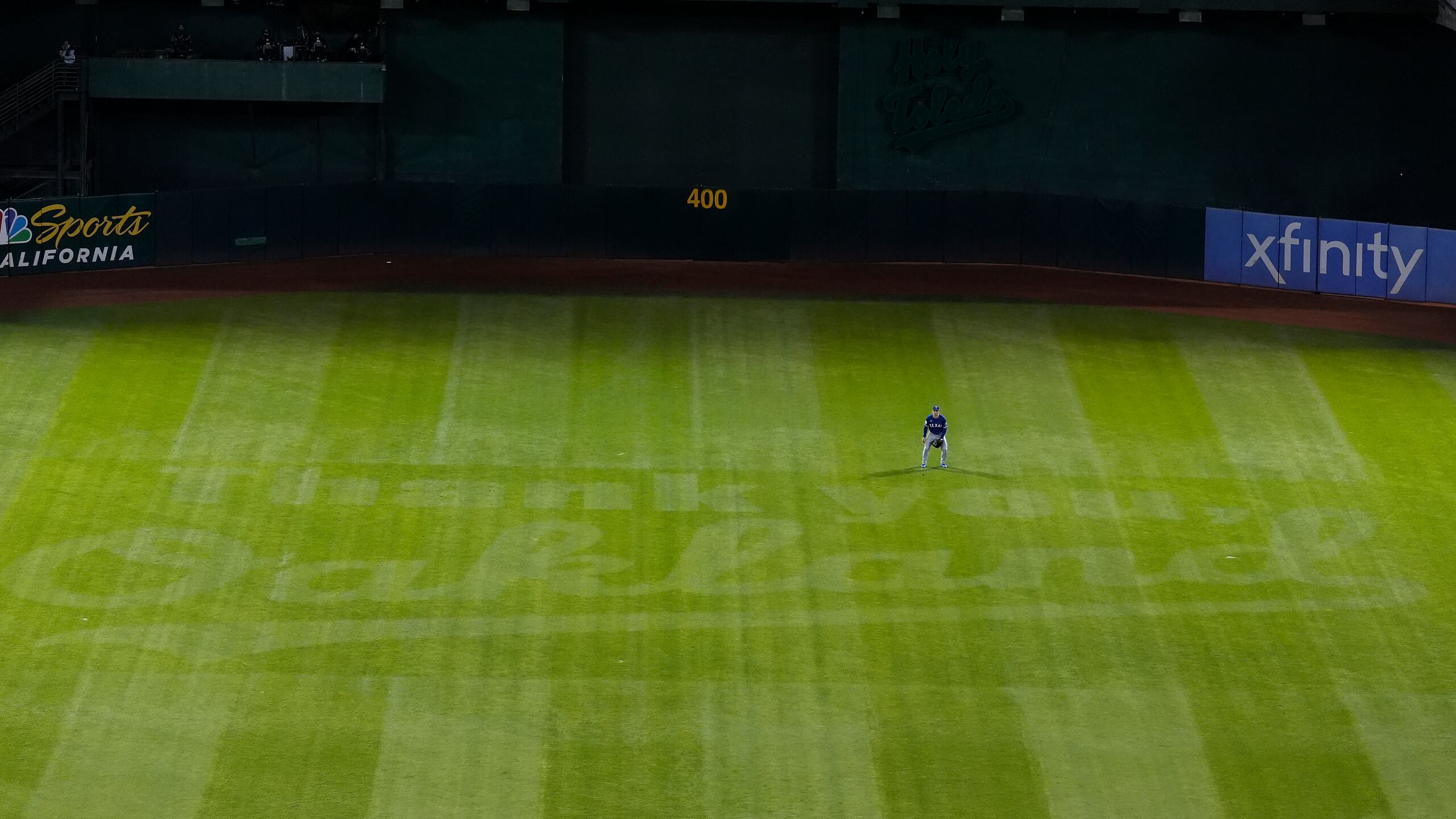 La grama del estadio lleva estos días un corte que hace visible un mensaje de 'Gracias Oakland' por el apoyo durante 55 años a la franquicia.