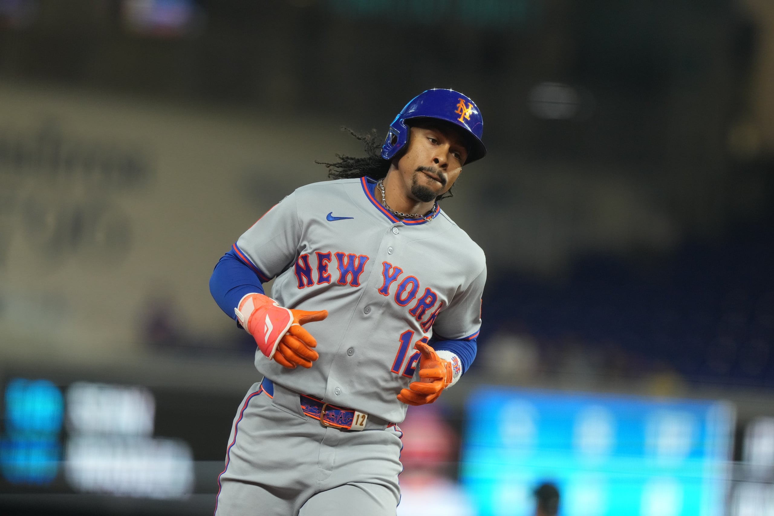 Francisco Lindor recorre las bases luego de conectar su cuadrangular al primer lanzamiento de Sandy Alcántara.