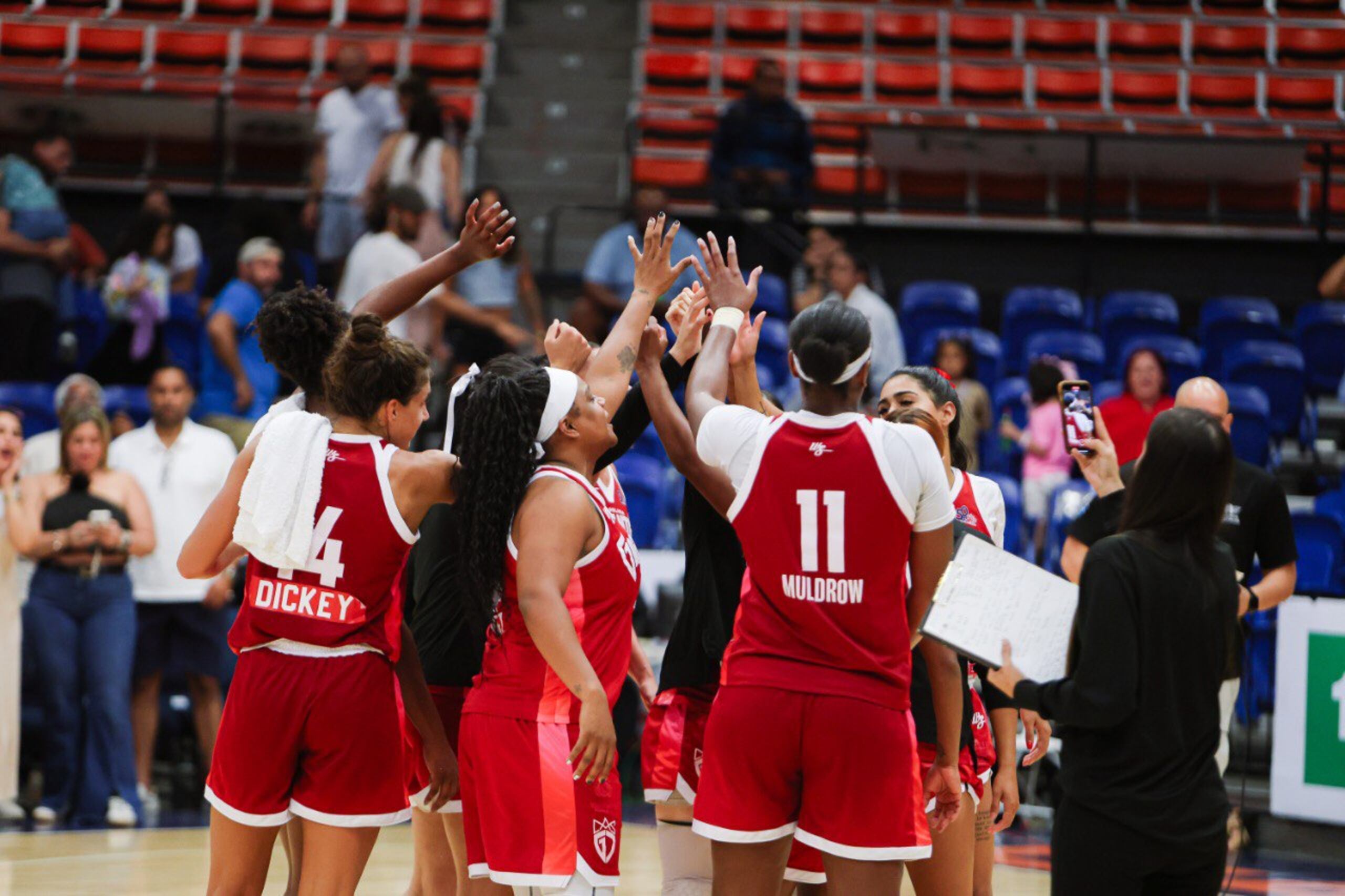 Las Gigantes celebran la victoria del primer juego de la final del BSNF.