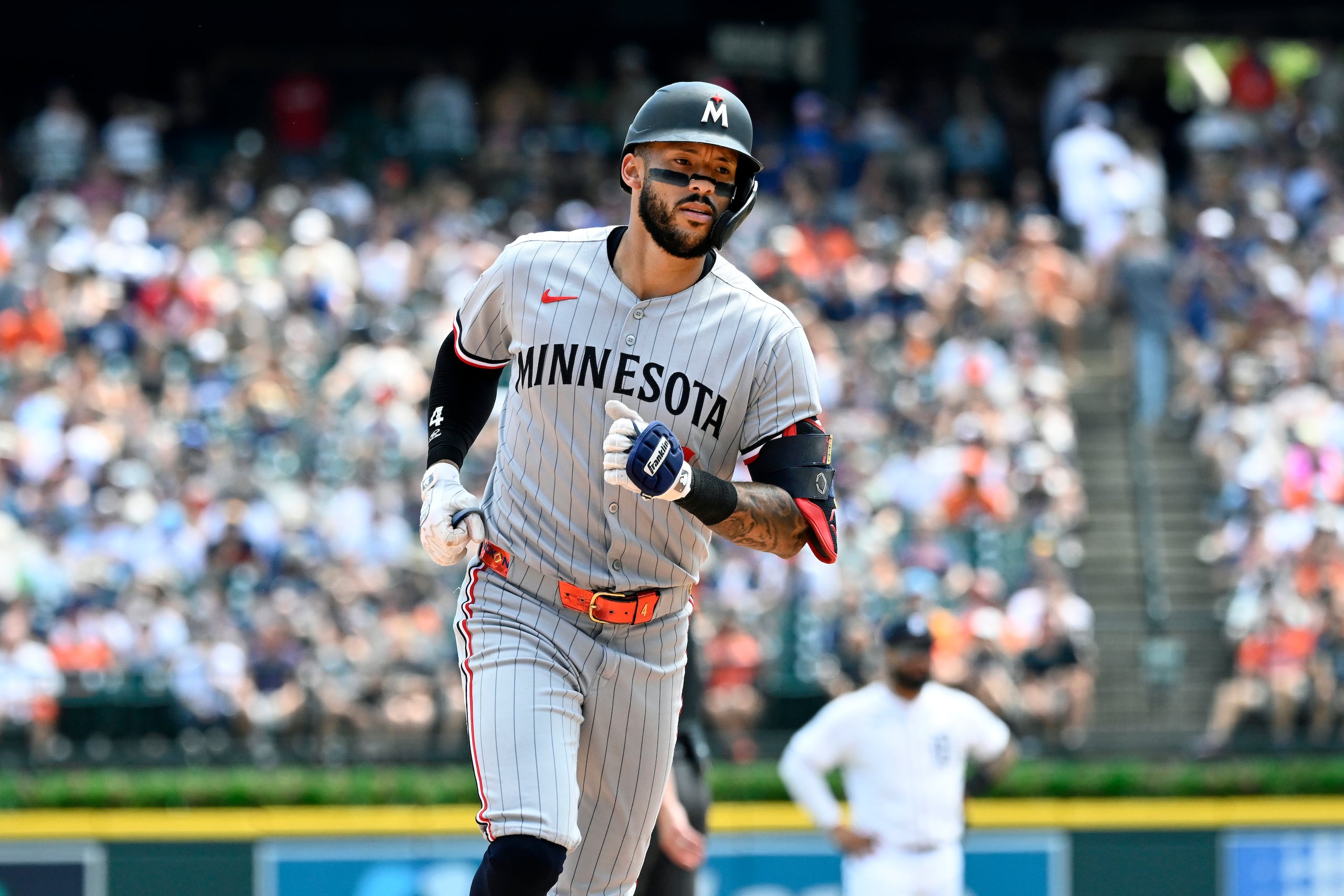 Carlos Correa, de los Twins de Minnesota, corre las bases después de sacudir un cuadrangular de dos carreras en un juego contra los Tigers de Detroit.