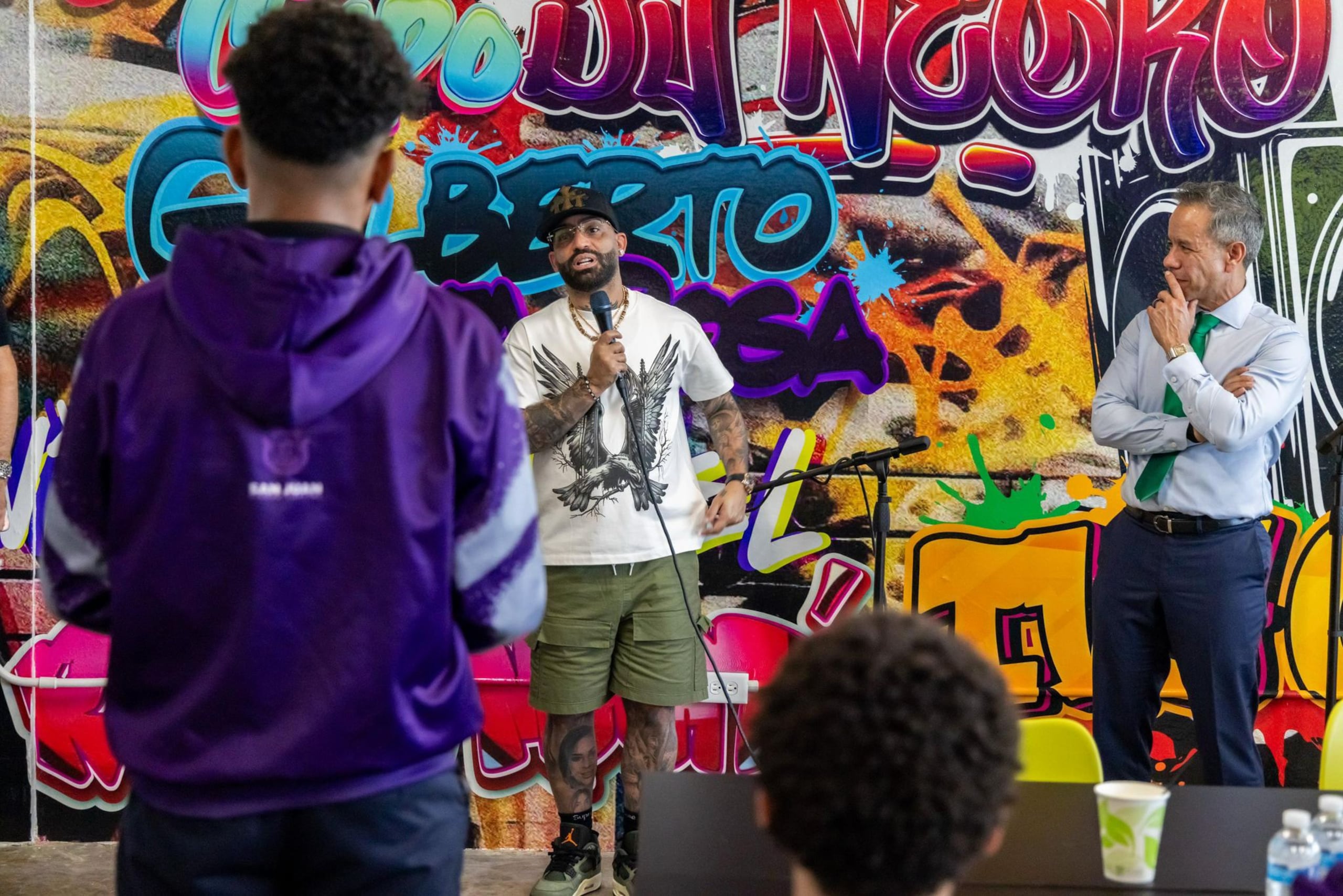 Arcángel visita la Escuela Urbana de San Juan